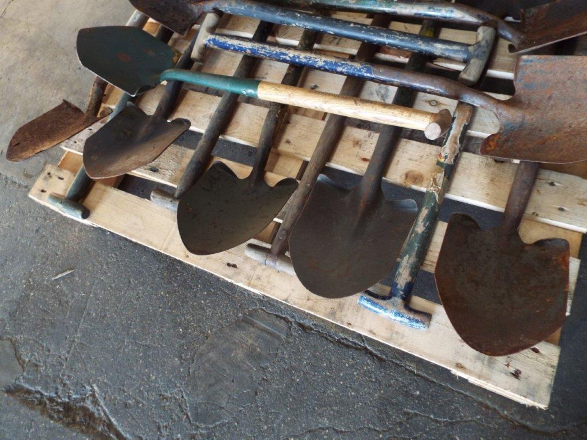13 x T Handle Shovels - Image 3 of 7