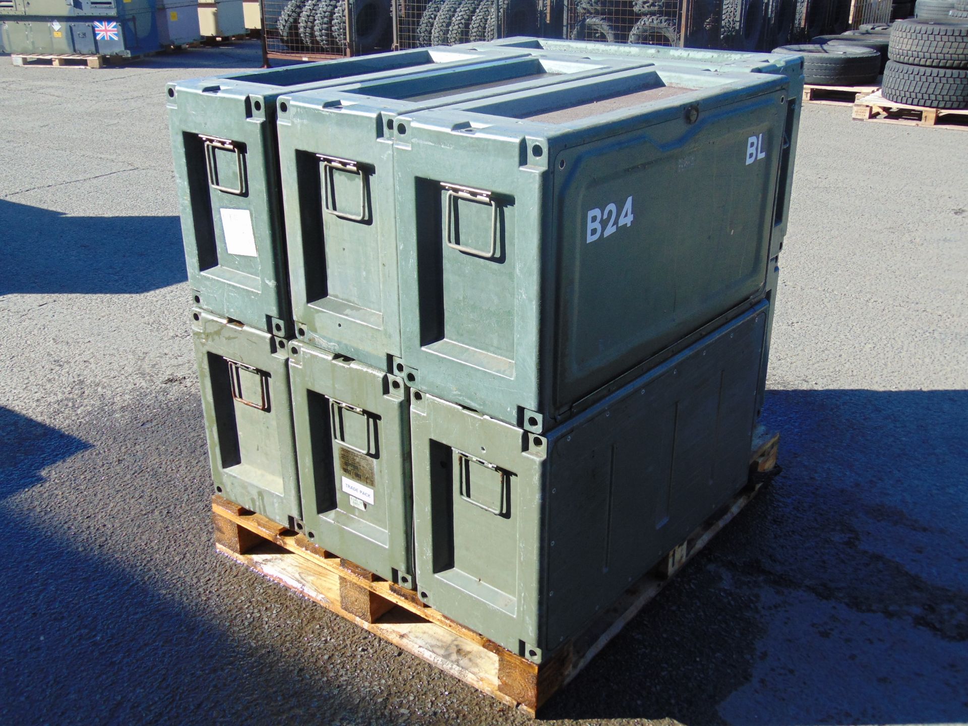 8 x Heavy Duty Interconnecting Storage Boxes With Lids - Image 2 of 6