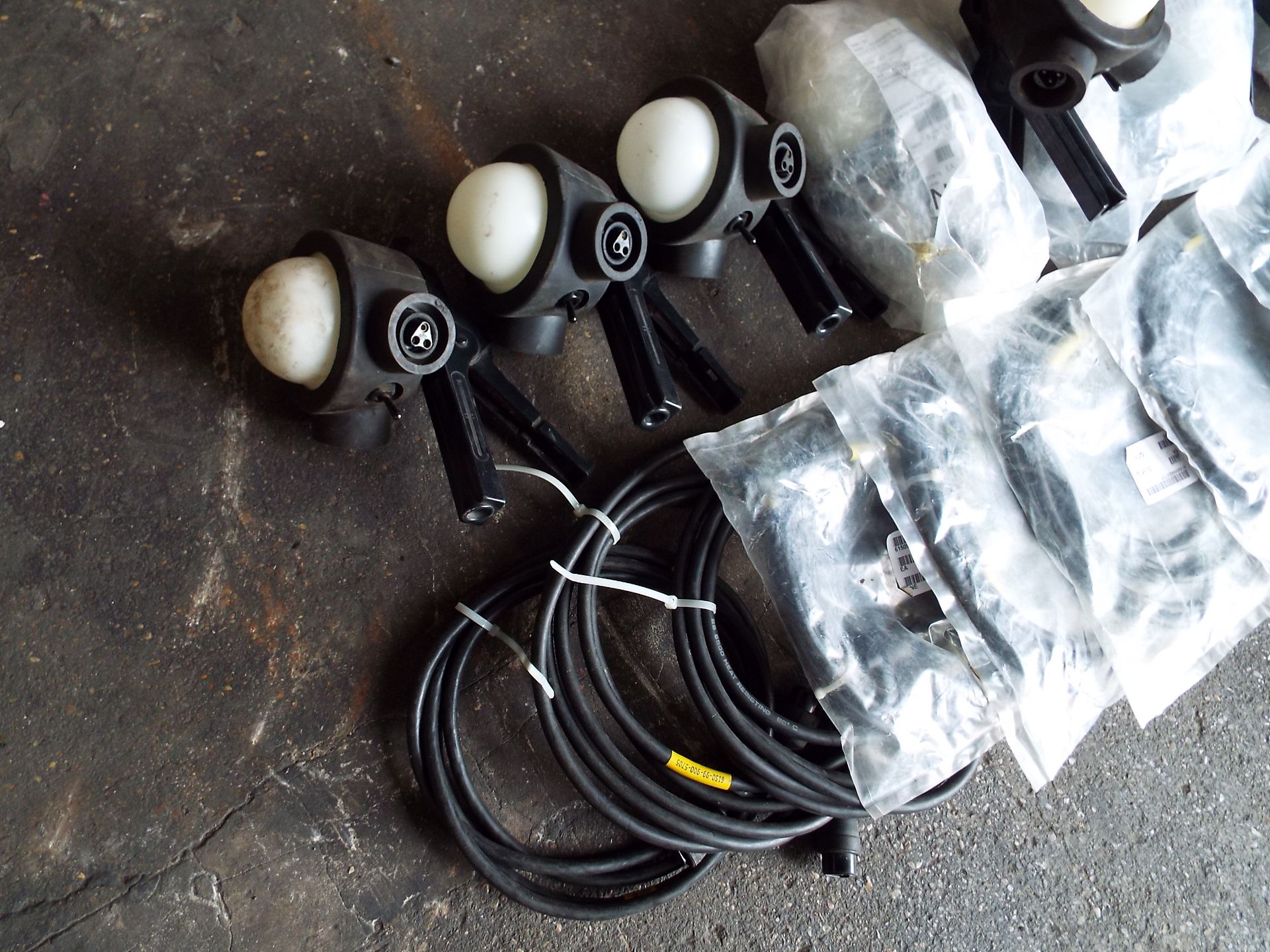 12 x Smith and Prince Gripper Work Lights with Cables - Image 2 of 10