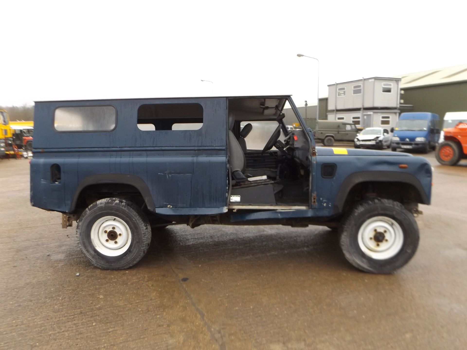 Land Rover Defender 110 TD5 suitable for spares or repairs - Image 5 of 19