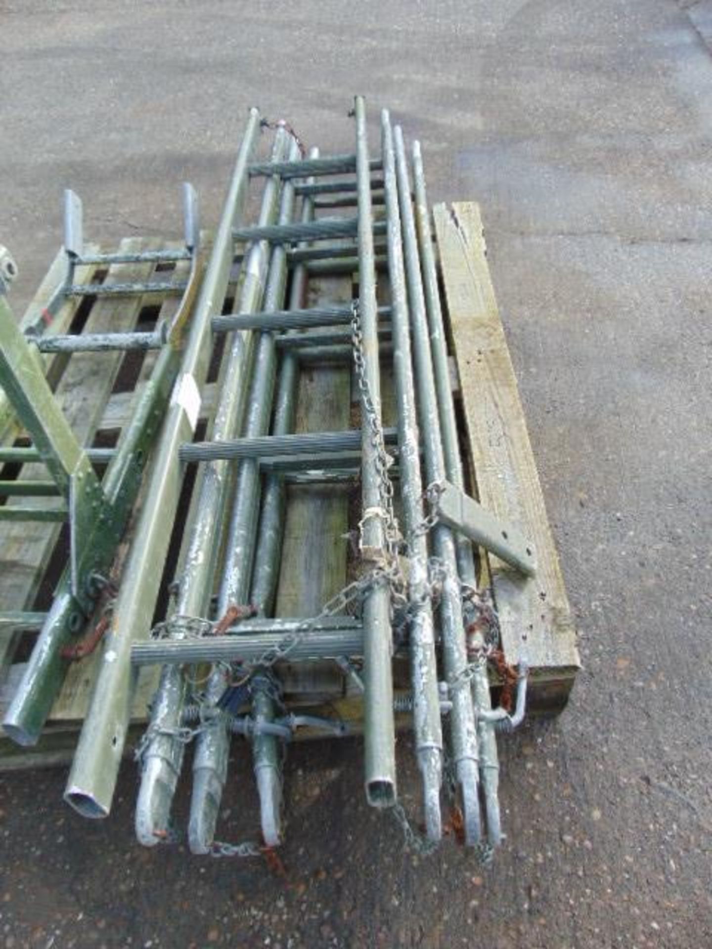 4 Section Military Aluminium Scaling/Assault Ladder with Ridge Hook and Roller Attachments - Image 2 of 4