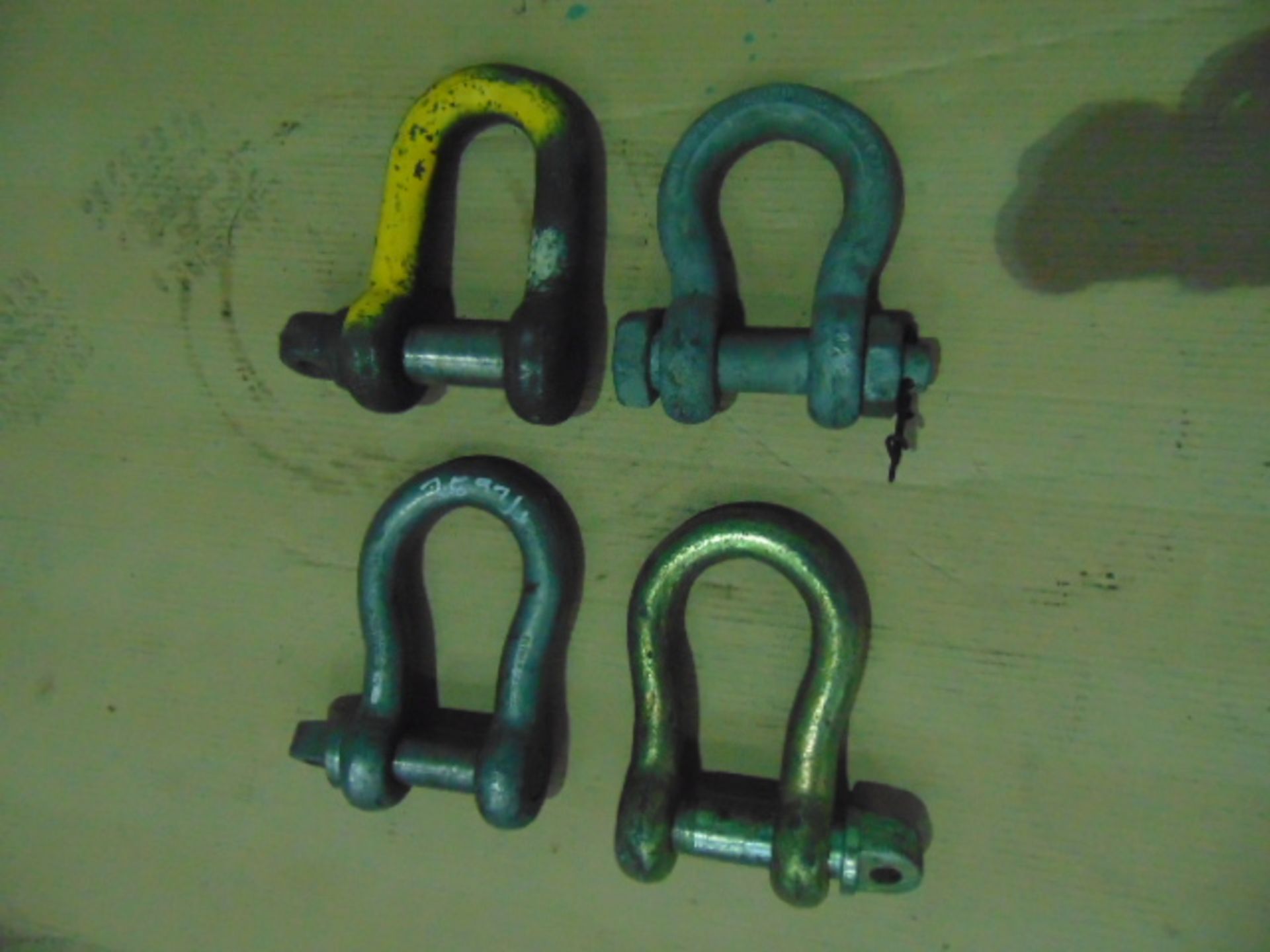 You are bidding on 4 x 21T Recovery Shackles. These Recovery Shackles are sold as seen. There is