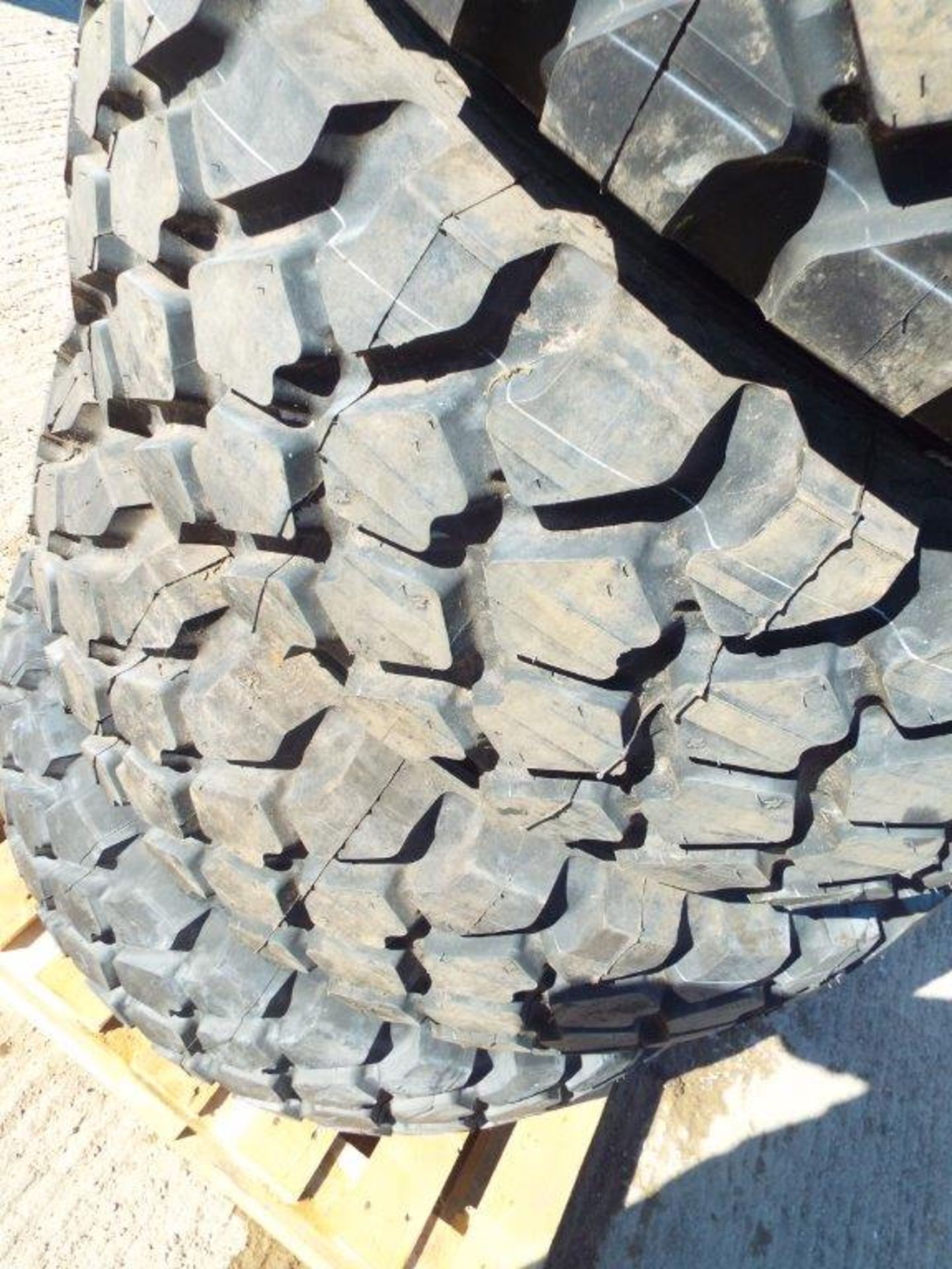 5 x Michelin XZL 365/85 R20 Tyres with Runflat Inserts and 10 Stud Rims - Image 2 of 8