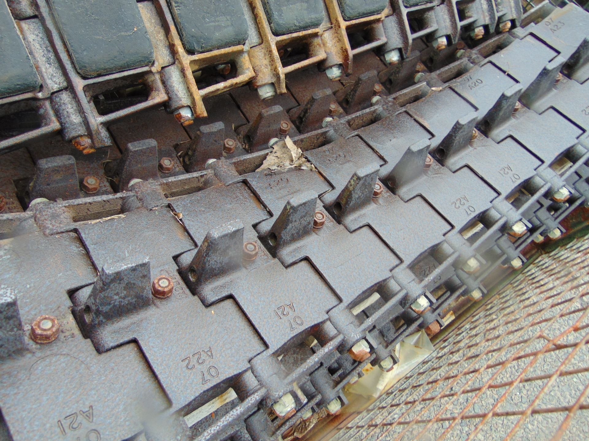9 x FV432 10 Link Track Sections - Image 4 of 4