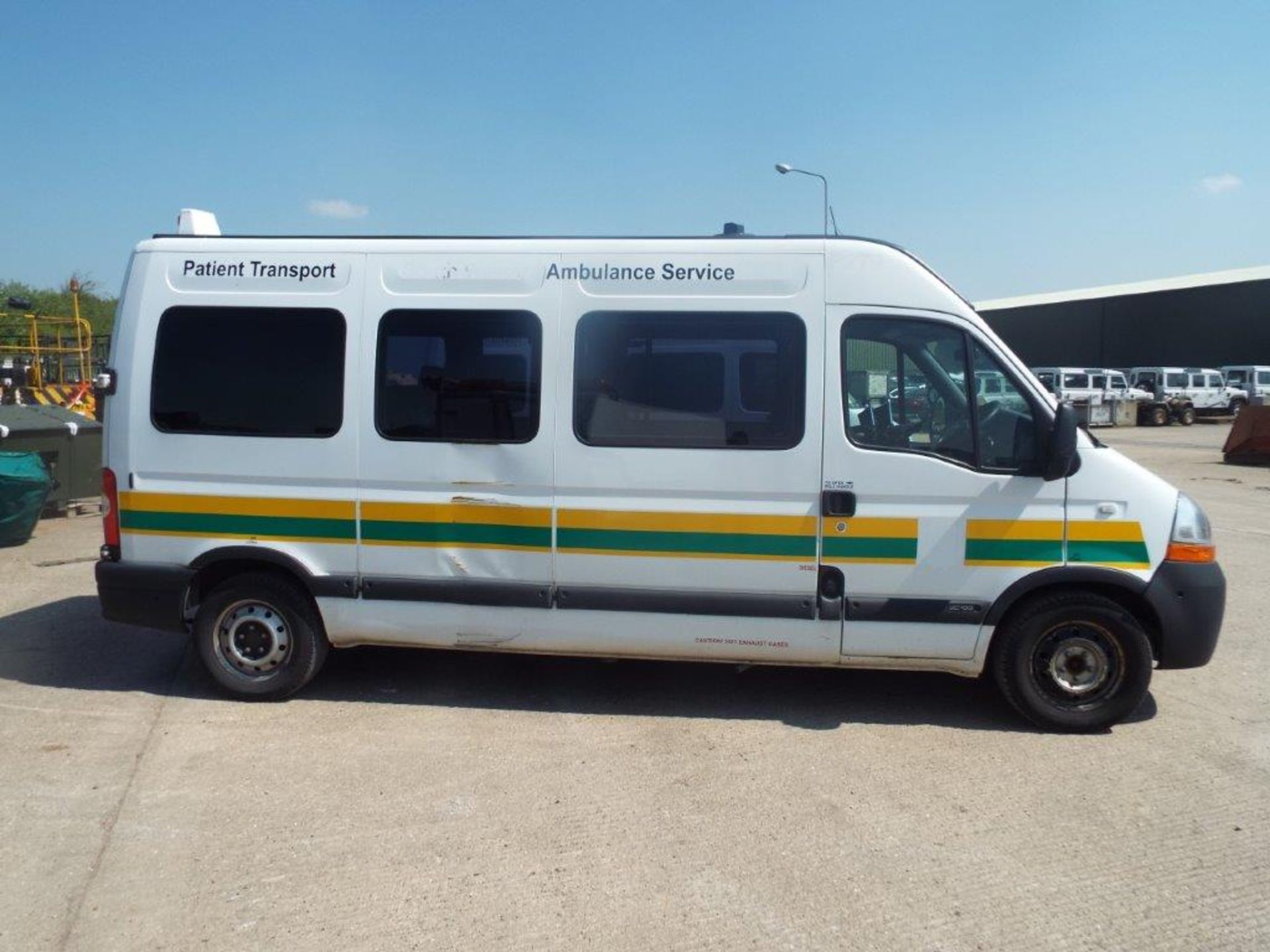 Renault Master 2.5 DCI Patient Transfer Bus with Ricon 350KG Tail Lift - Image 8 of 29