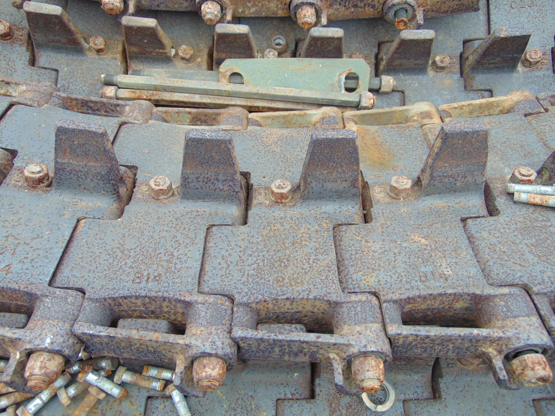 9 x FV432 10 Link Track Sections - Image 3 of 3