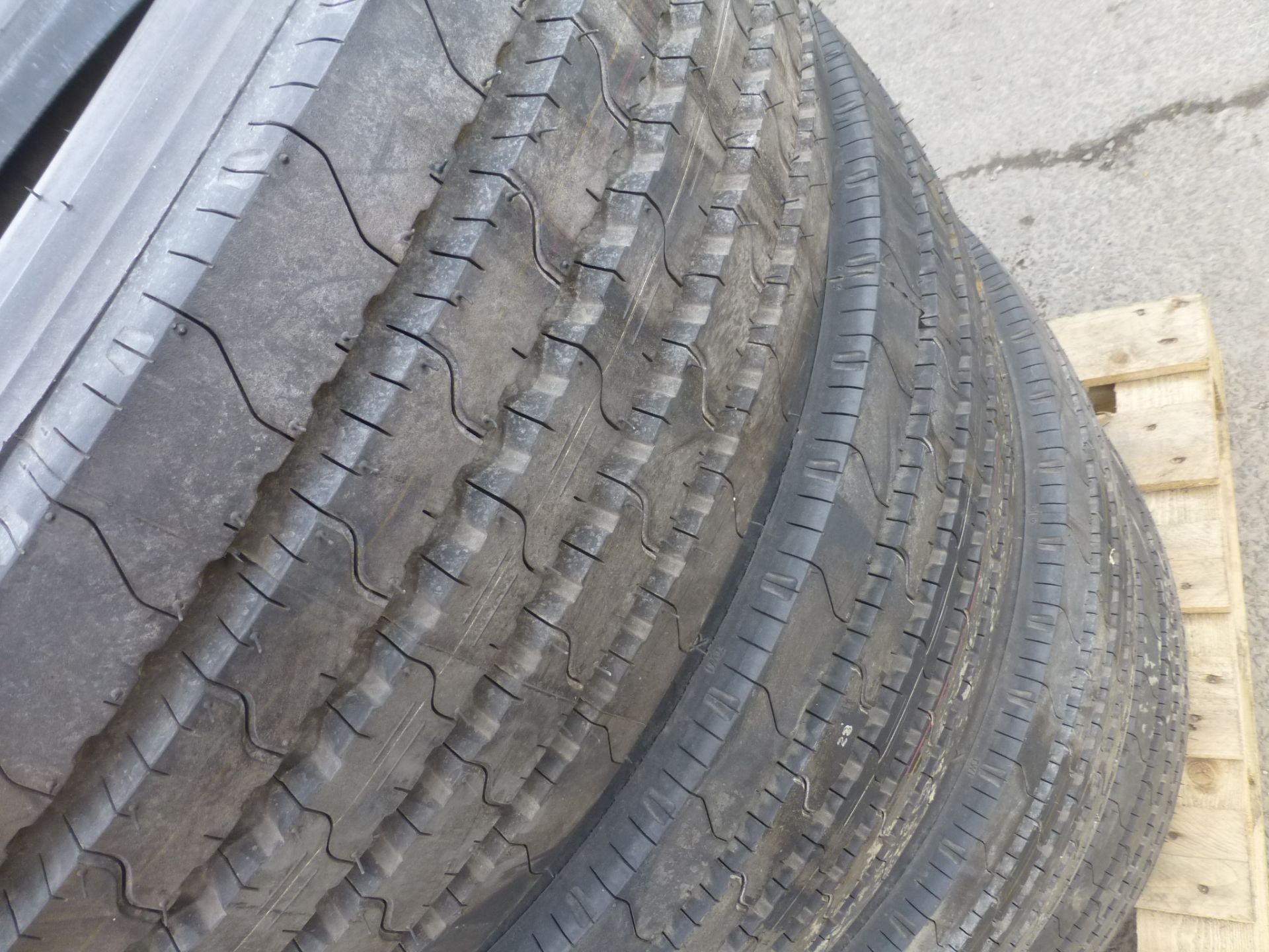 4 x Dunlop SP351 275/70R 22.5 Tyres - Image 3 of 6