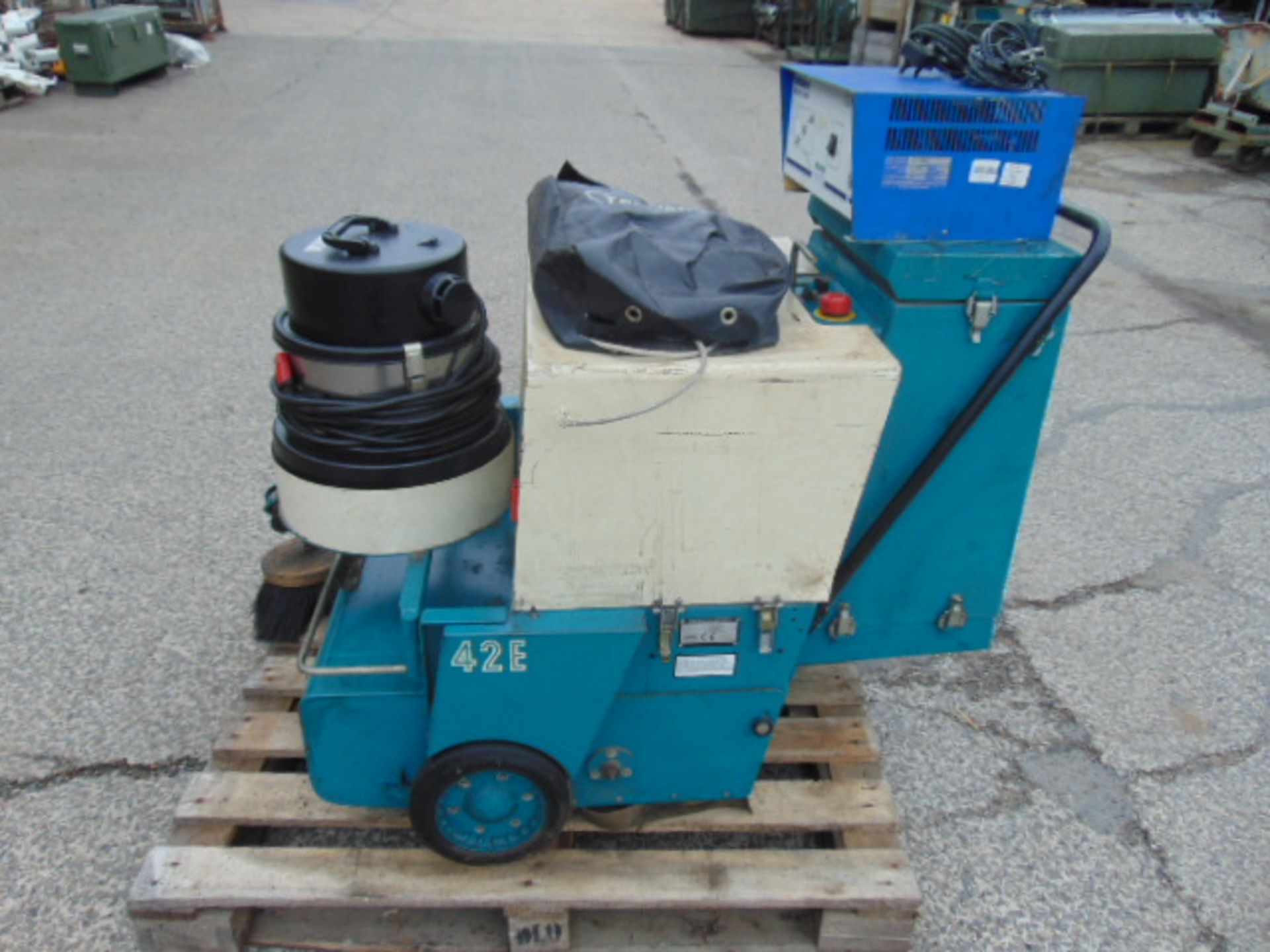 Tennant 42E Walk Behind Electric Sweeper with Vacuum Cleaner C/W Charger - Image 4 of 12