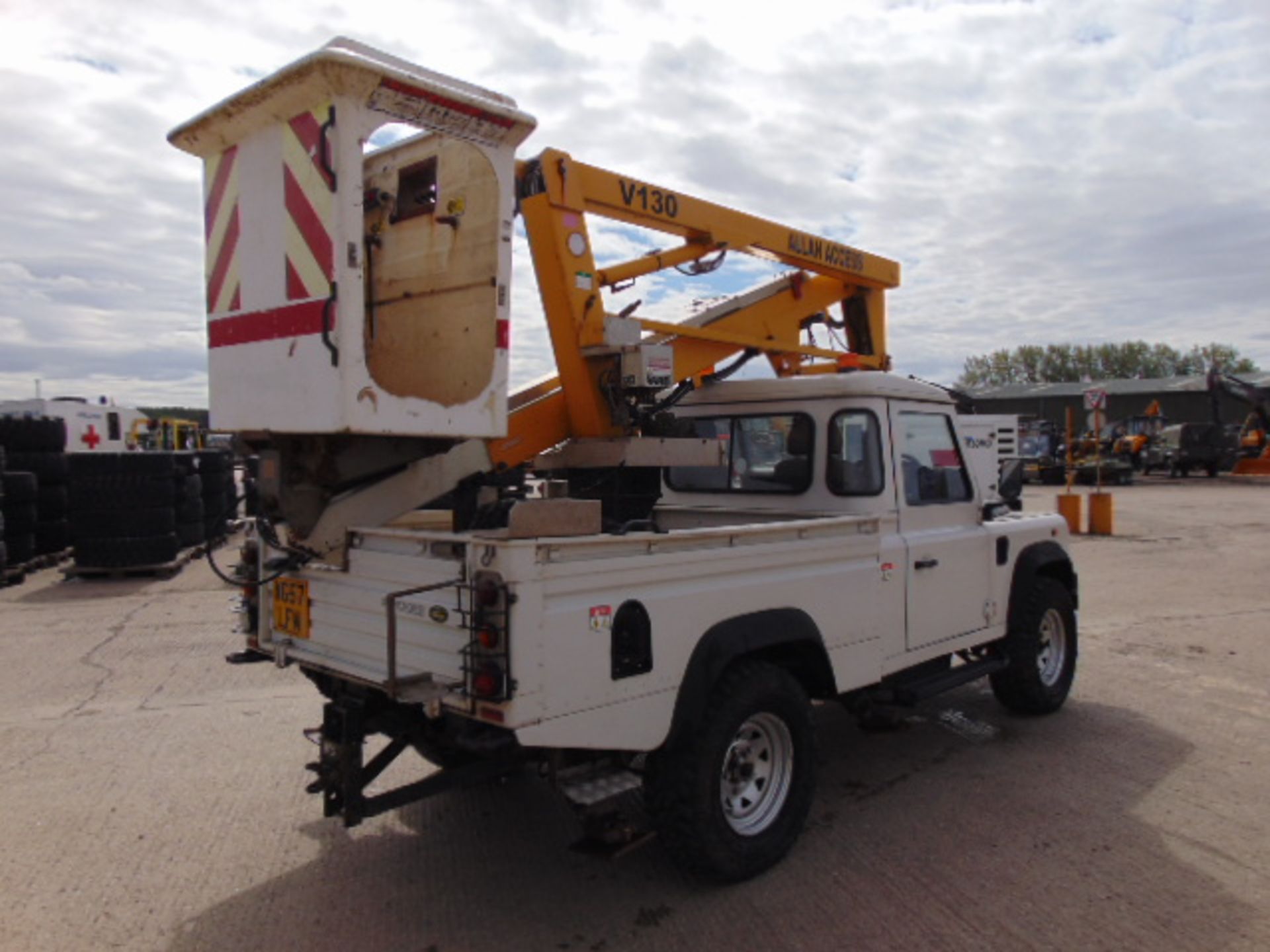 Land Rover 110 2.4TDCi Defender Fitted with V130 13 Metre Platform Access Hoist - Bild 7 aus 23