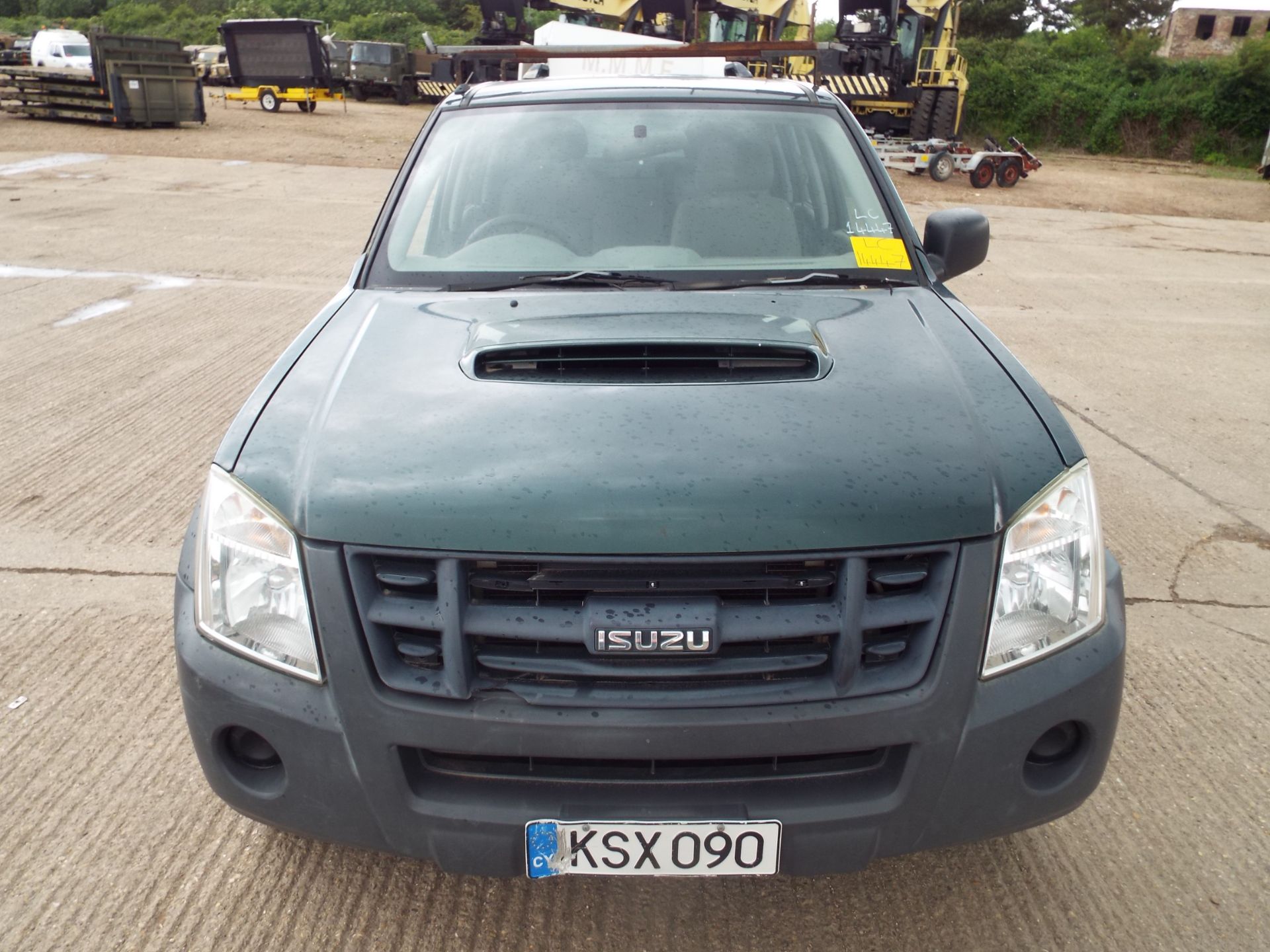 Isuzu D-Max Double Cab 2.5 TD 4 x 4 - Image 2 of 15