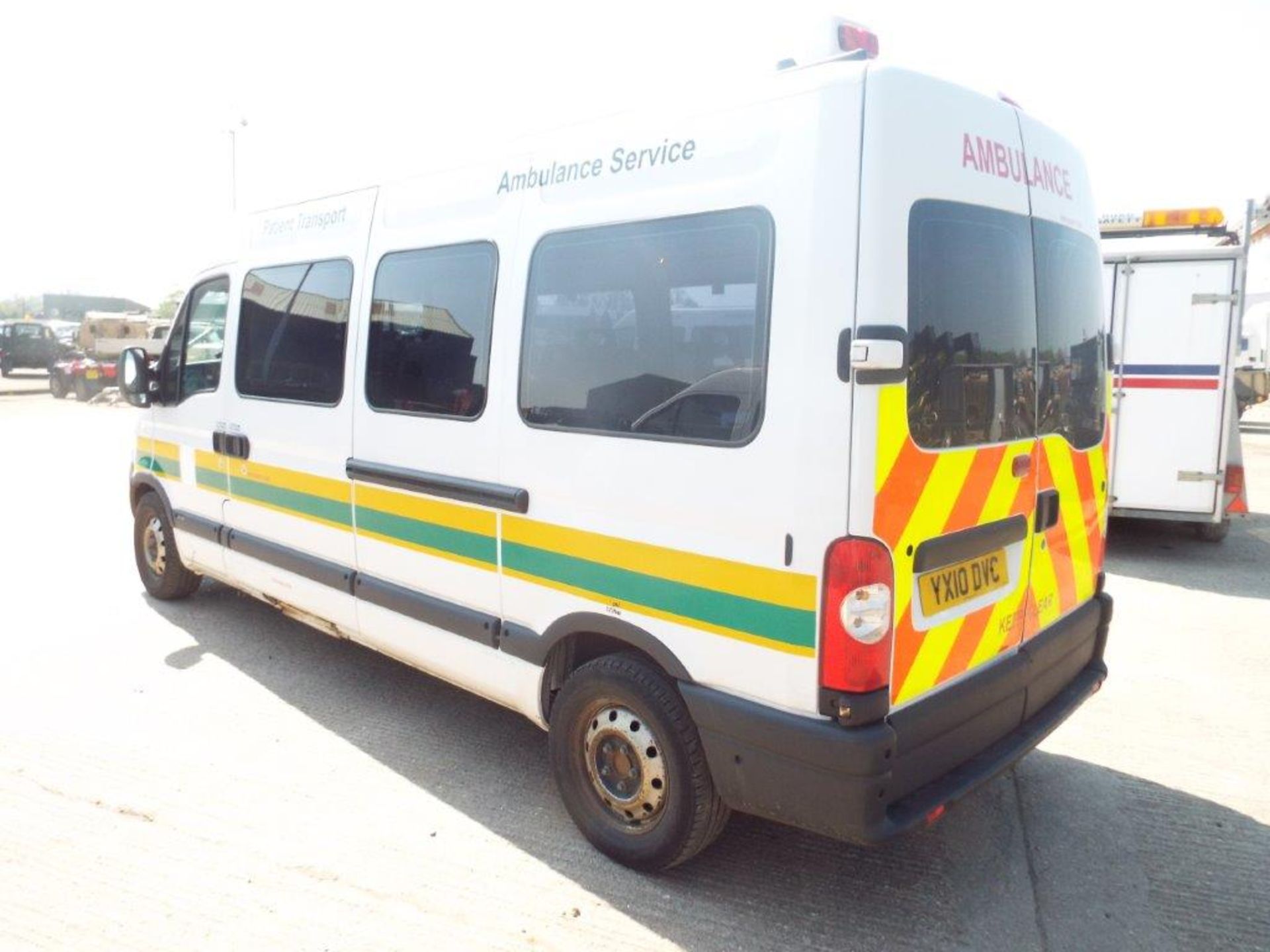 Renault Master 2.5 DCI Patient Transfer Bus with Ricon 350KG Tail Lift - Image 5 of 29