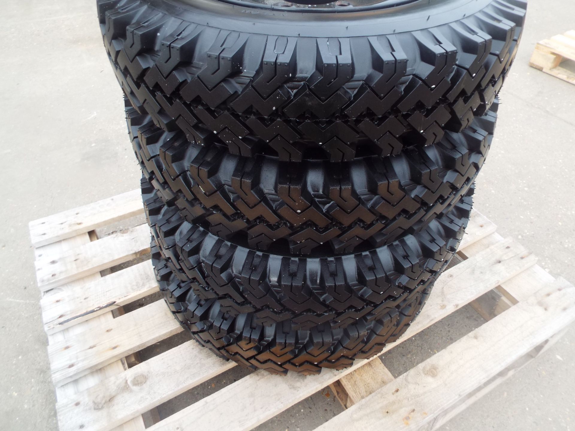 4 x Deestone Extra Traction 6.00-16 Tyres with 5 Stud Rims - Bild 7 aus 7