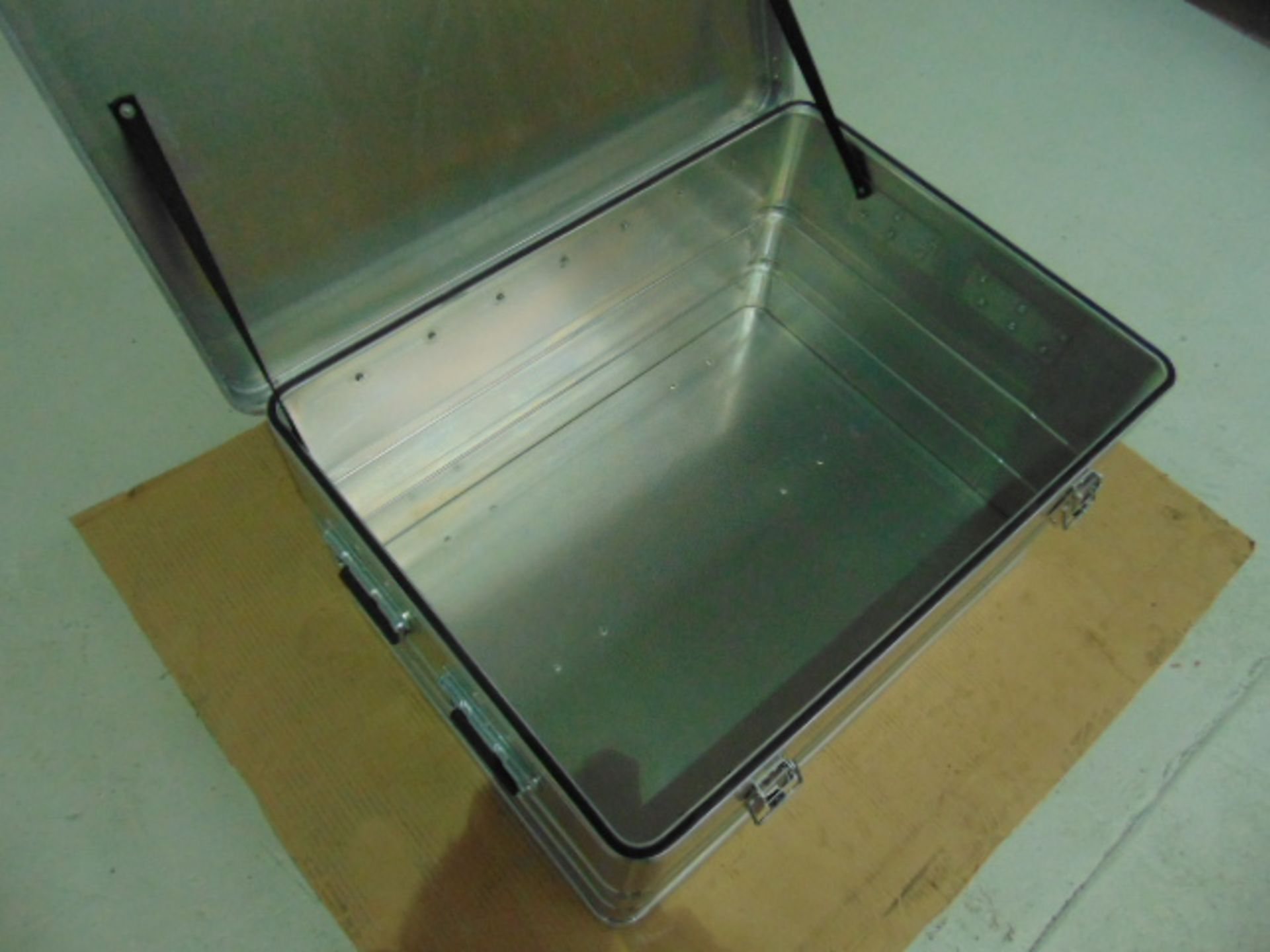 Unissued Heavy Duty Aluminium Stacking Case - Image 3 of 8