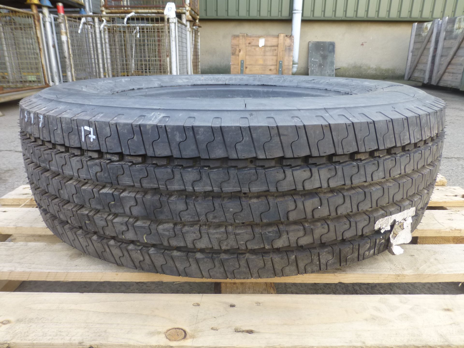 1 x Michelin XZE2 275/70 R22.5 Tyre - Image 2 of 5