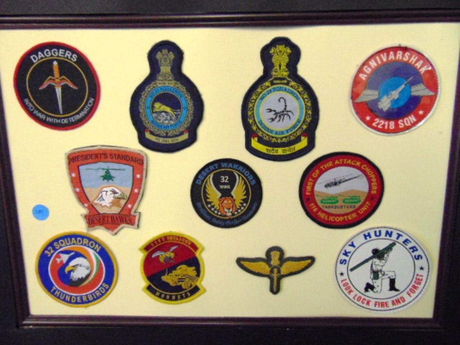 Framed Collection of Military Embroidered Insignia Patches - Bild 2 aus 14