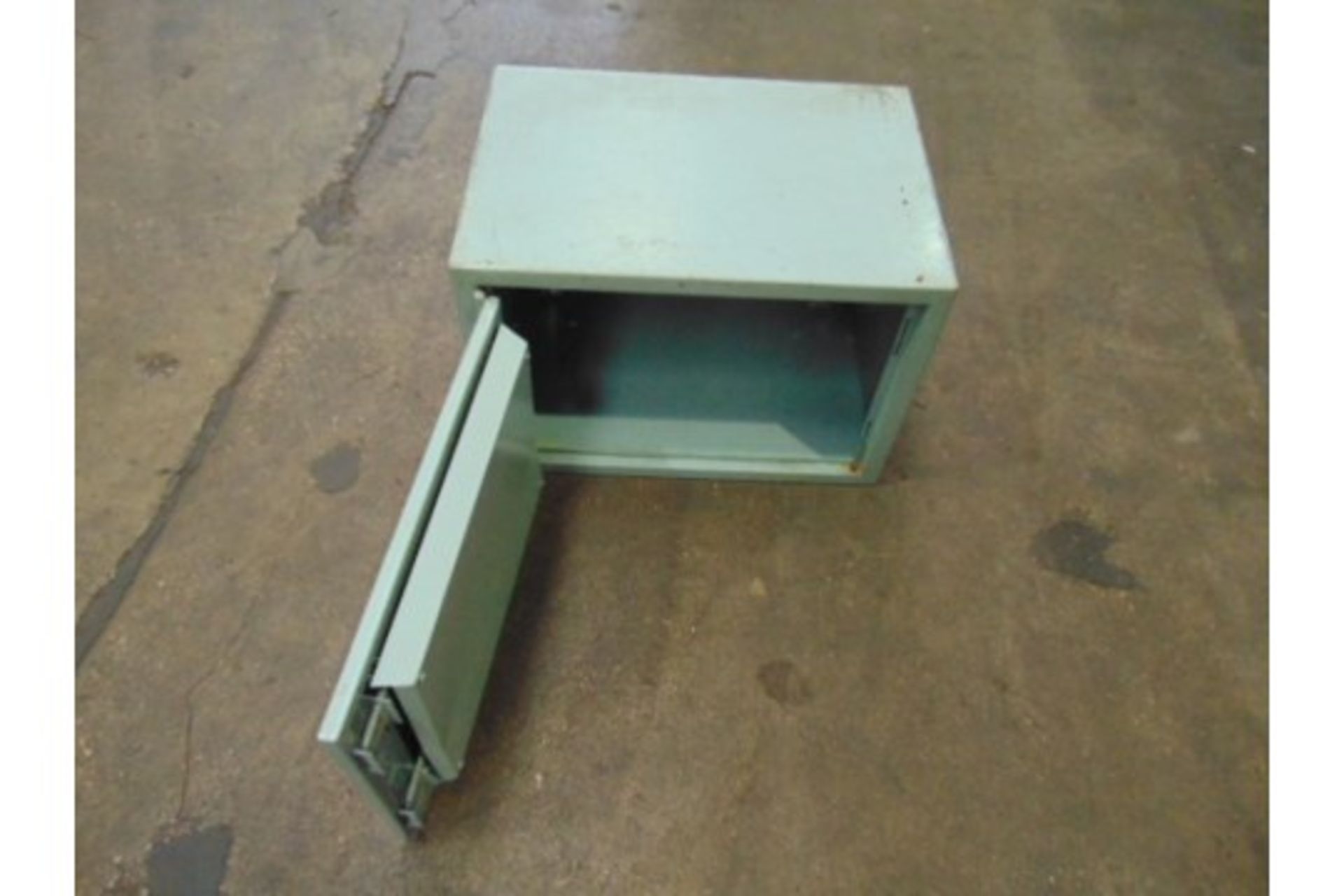 You are bidding on a Lockable Safe Box. It is sold as seen without warranty and has not been tried