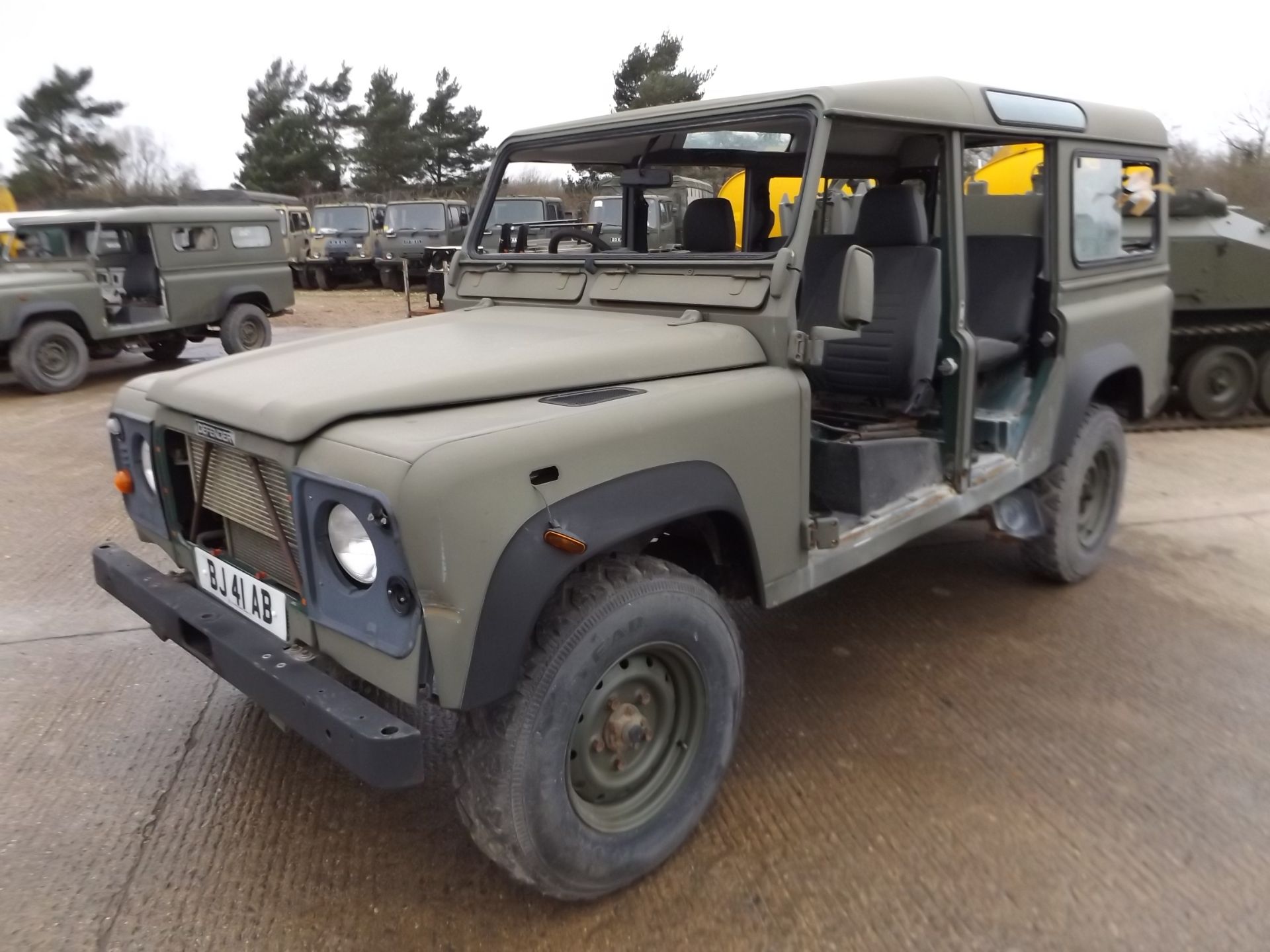Land Rover Defender 110 TD5 suitable for spares or repairs - Image 3 of 19