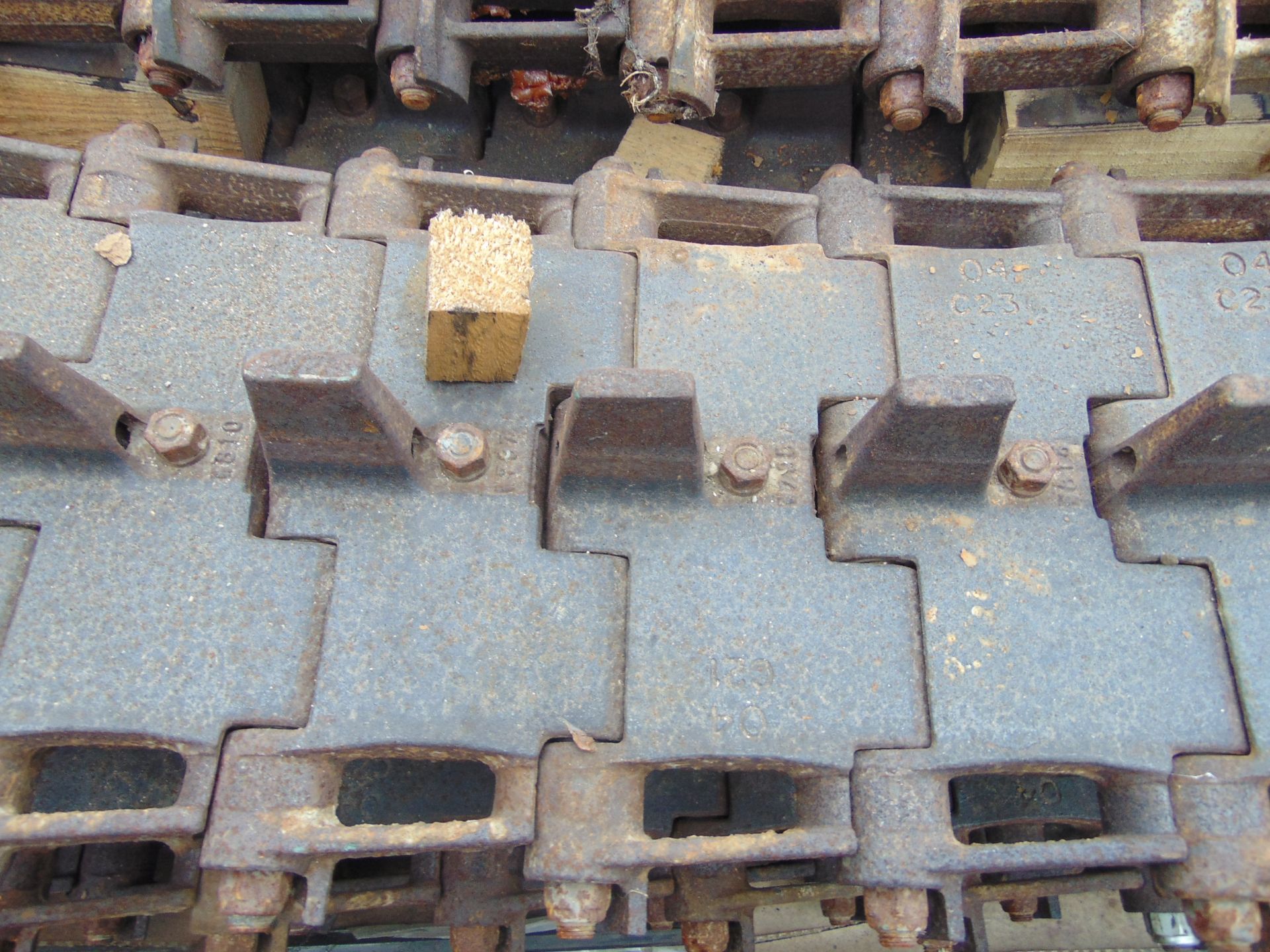 9 x FV432 10 Link Track Sections and 2 x 9 Link Sections - Image 5 of 5