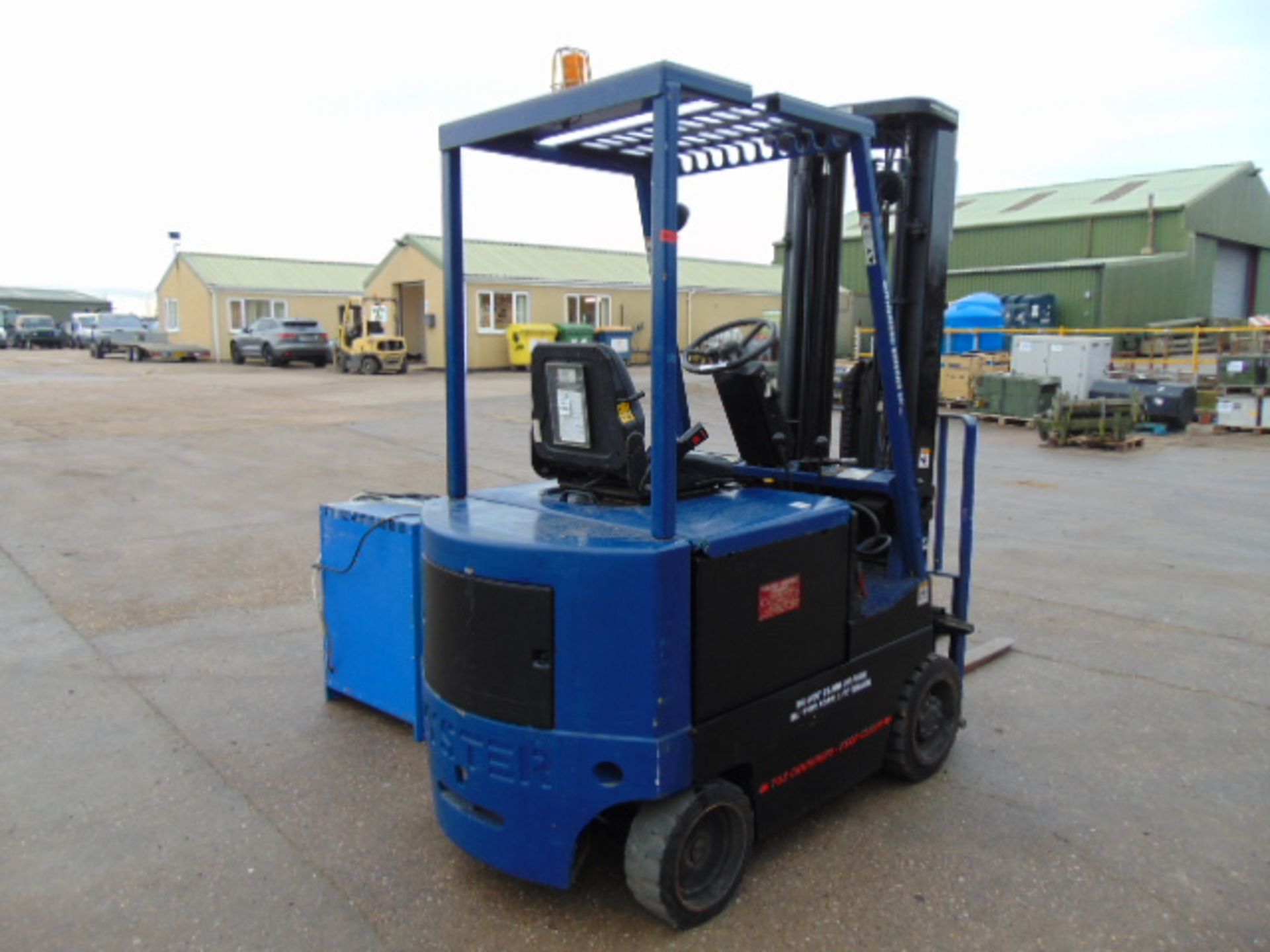 Hyster E2.50 XL Electric Fork Lift Truck c/w Battery Charger - Image 8 of 15