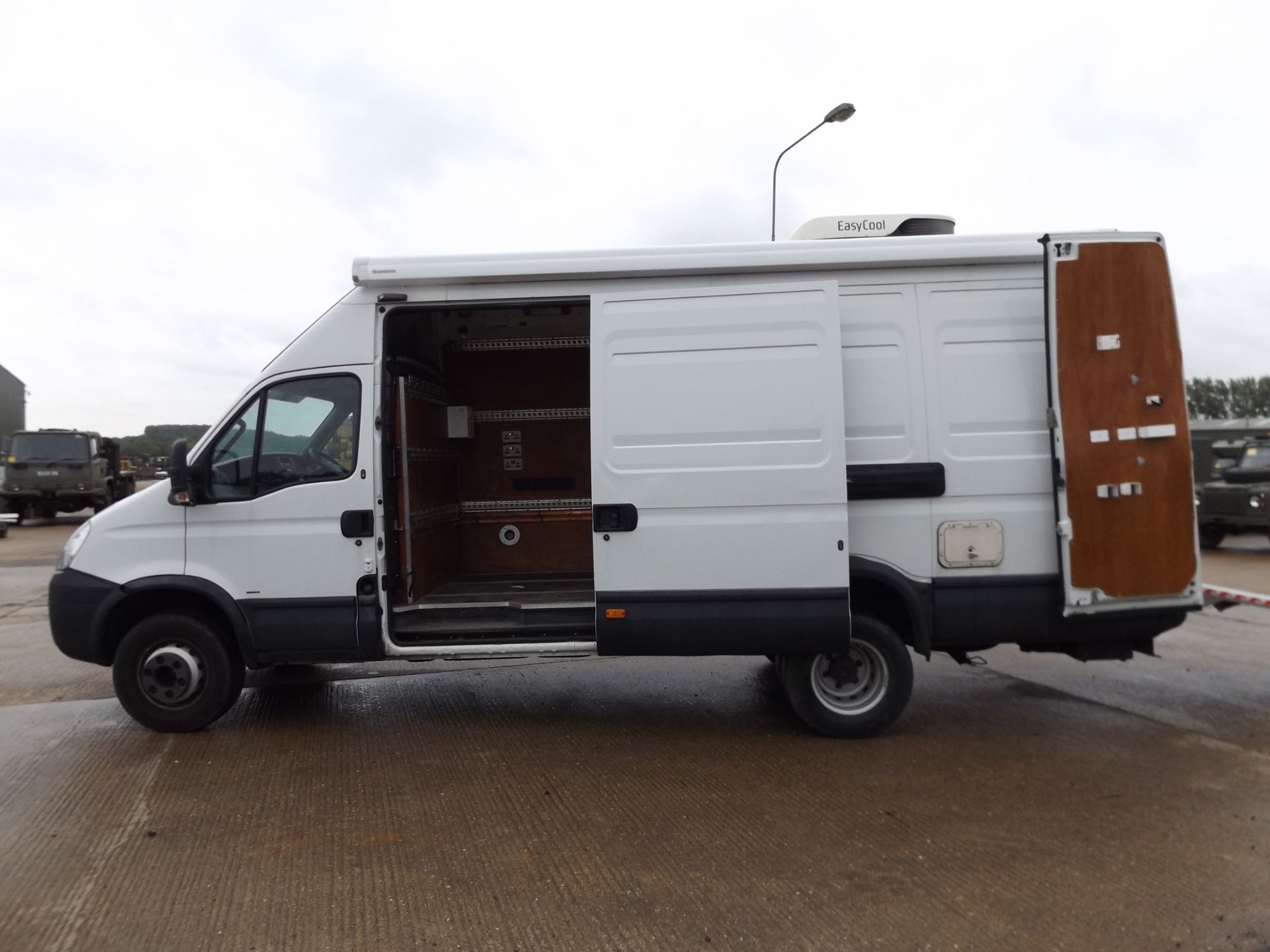 26,527km Iveco Daily 3.0HPT complete with twin Omnistor Safari Residence awnings and tail lift - Bild 13 aus 33