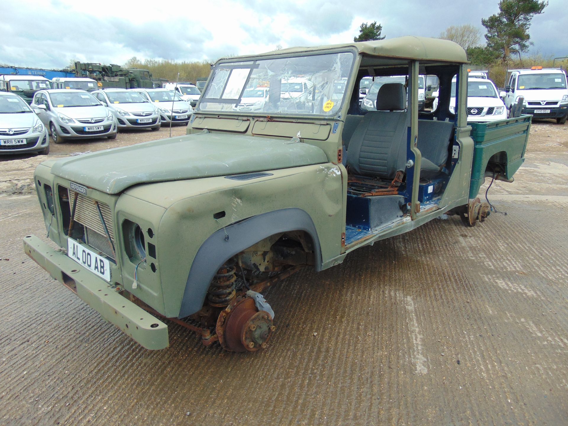Land Rover Defender 130 TD5 suitable for spares or repairs - Image 3 of 14