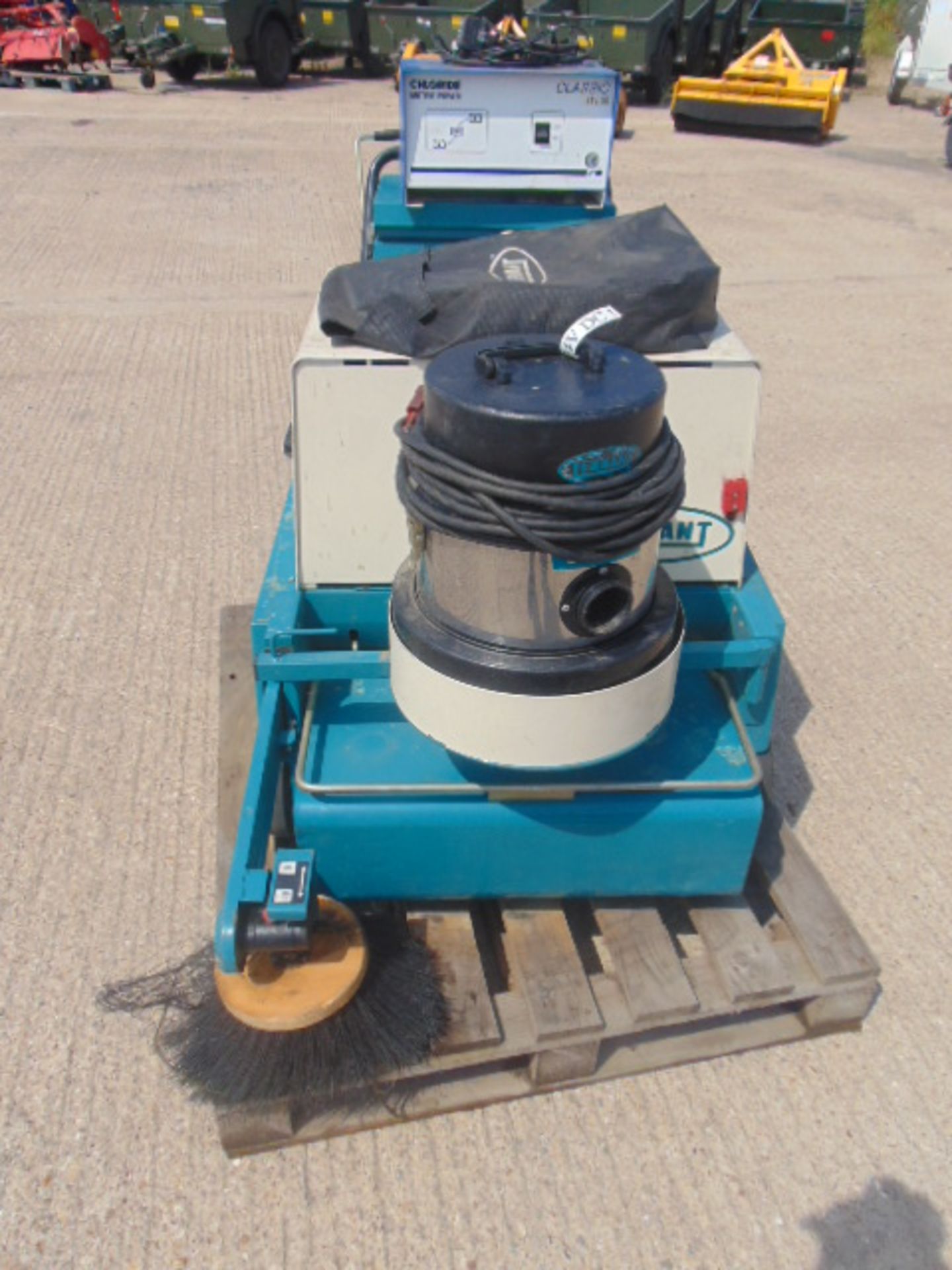 Tennant 42E Walk Behind Electric Sweeper with Vacuum Cleaner C/W Charger - Image 2 of 17