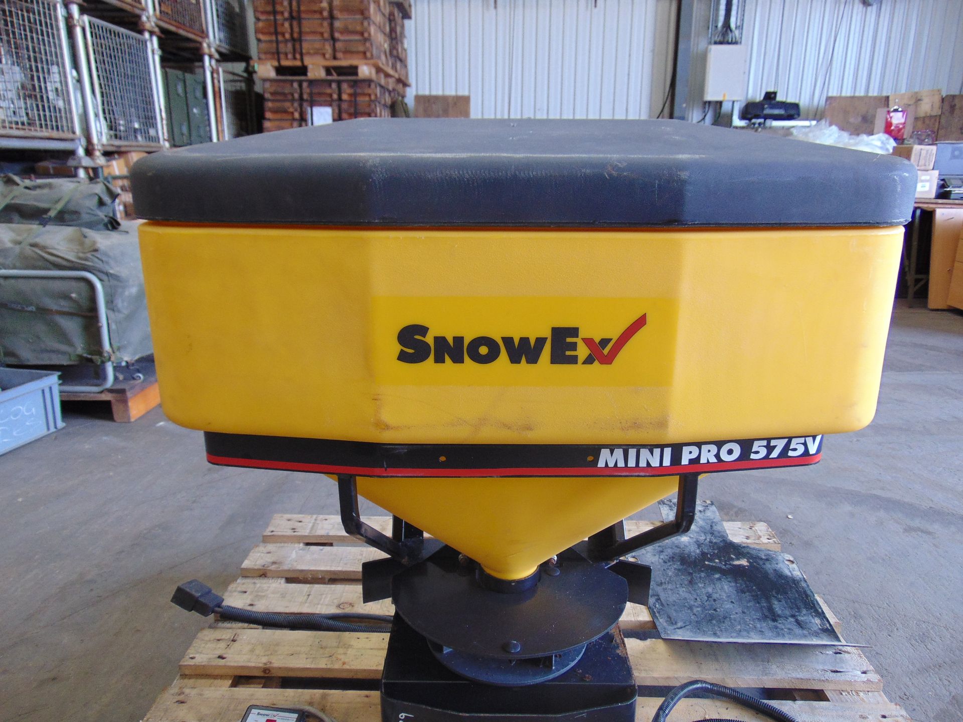 Snow-Ex Mini Pro 575v Tailgate Gritter/Salt Spreader - Bild 2 aus 10
