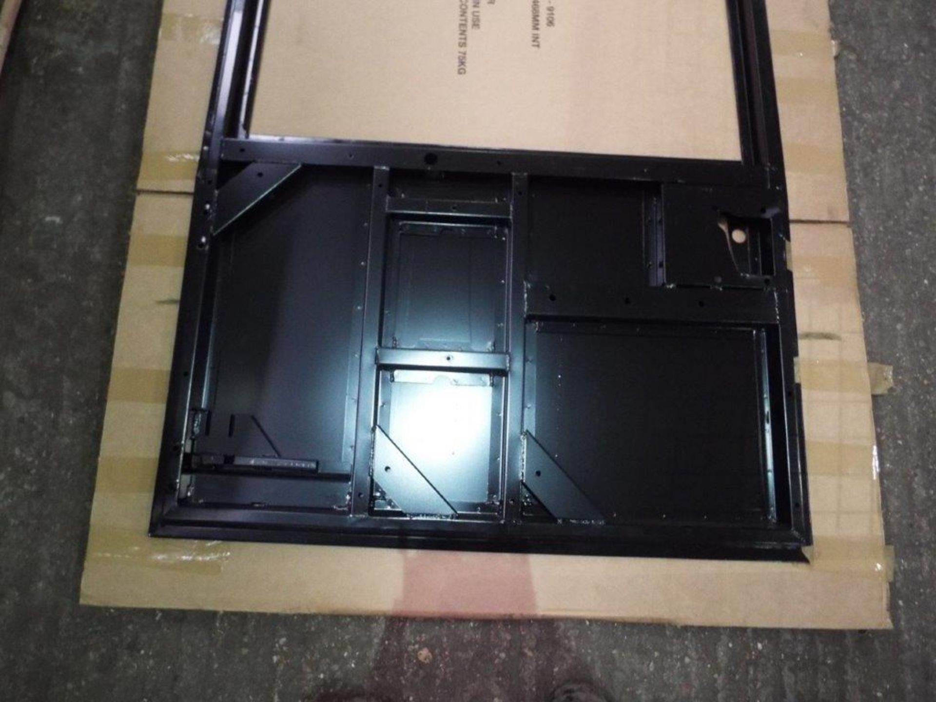 Land Rover Defender WOLF 90/110 Rear Door Assy - Image 5 of 7