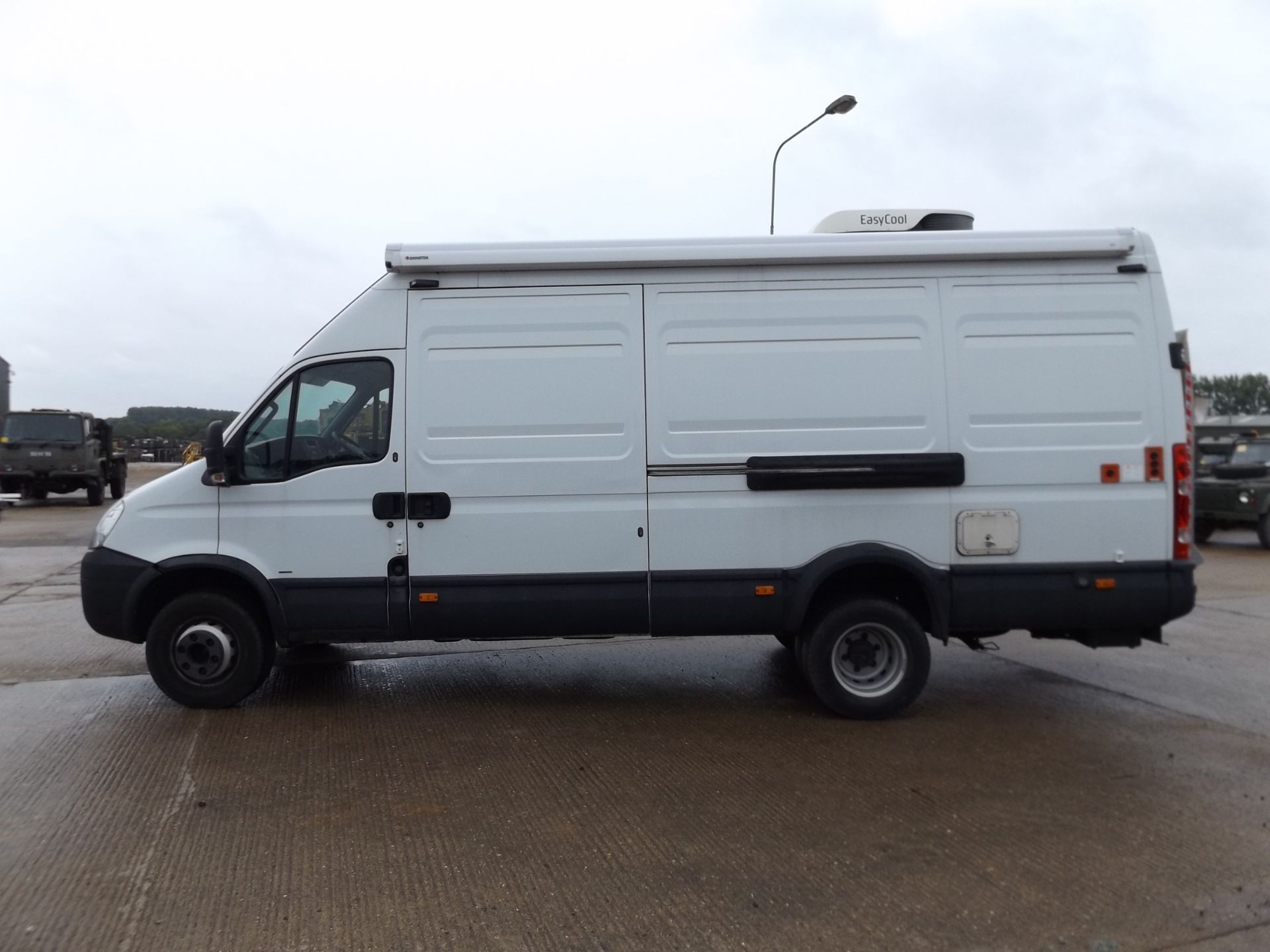 26,527km Iveco Daily 3.0HPT complete with twin Omnistor Safari Residence awnings and tail lift - Bild 4 aus 33