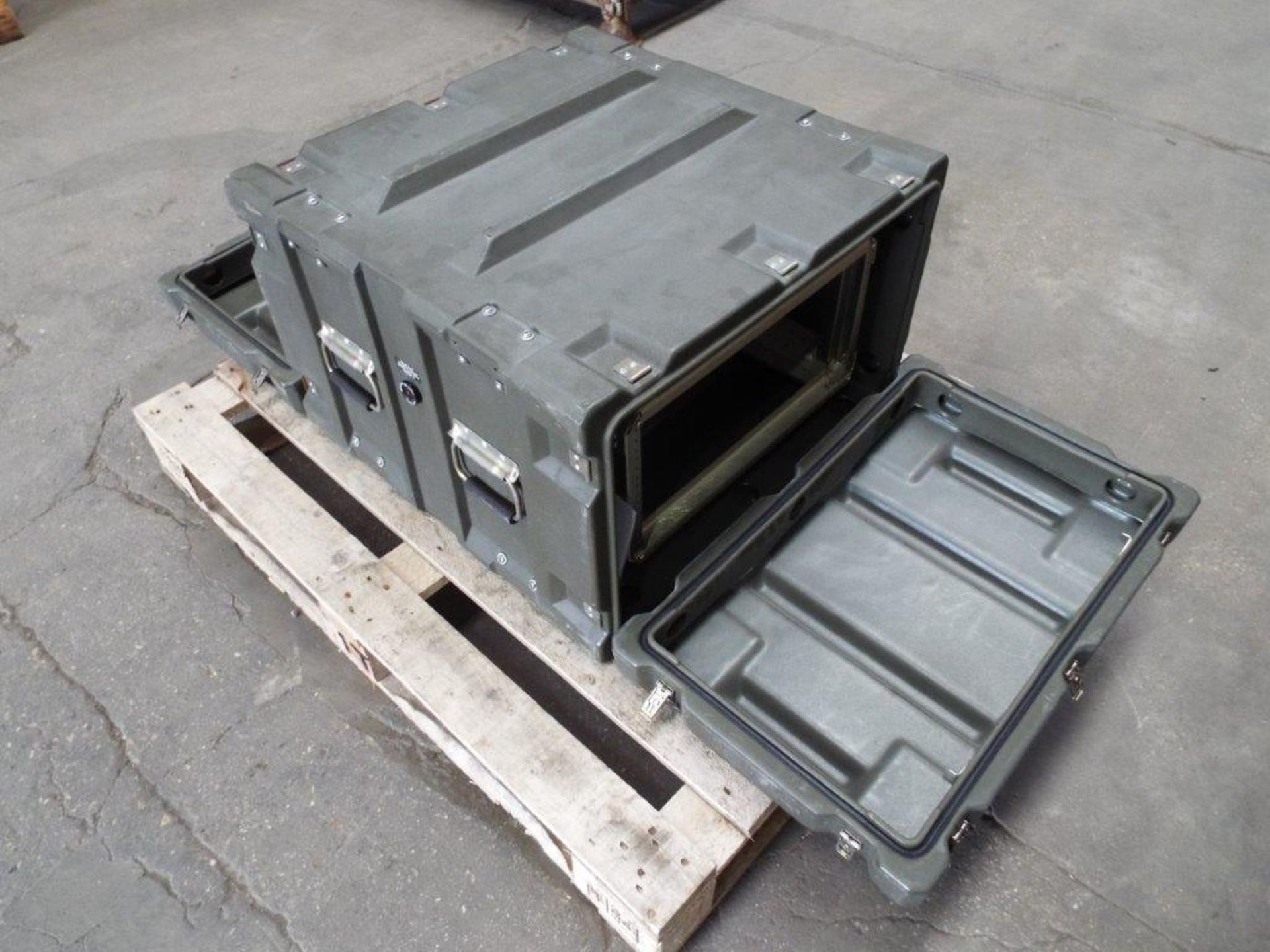Heavy Duty Zero Double Entry Transit Case with Anti-Vibration Cradle - Image 6 of 9