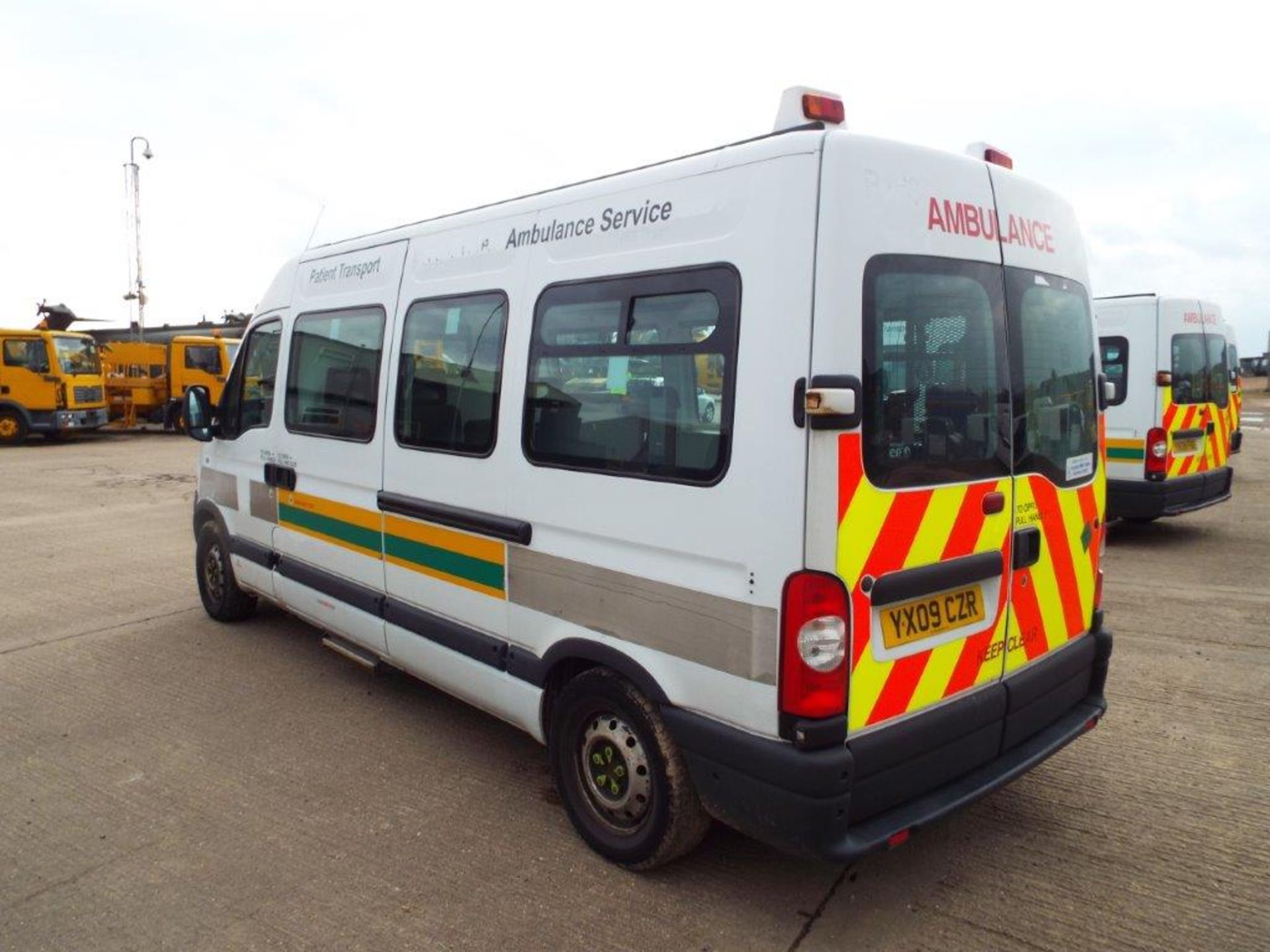 Renault Master 2.5 LM35 DCI Ambulance with Ricon 350KG Tail Lift - Image 5 of 31