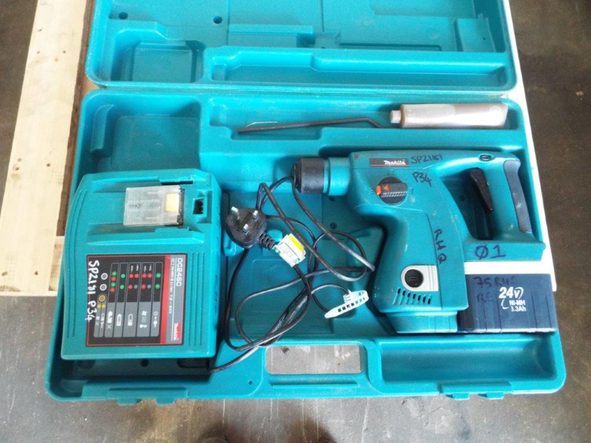 Makita BHR200 Hammer Drill with Battery, Charger and Hard Case