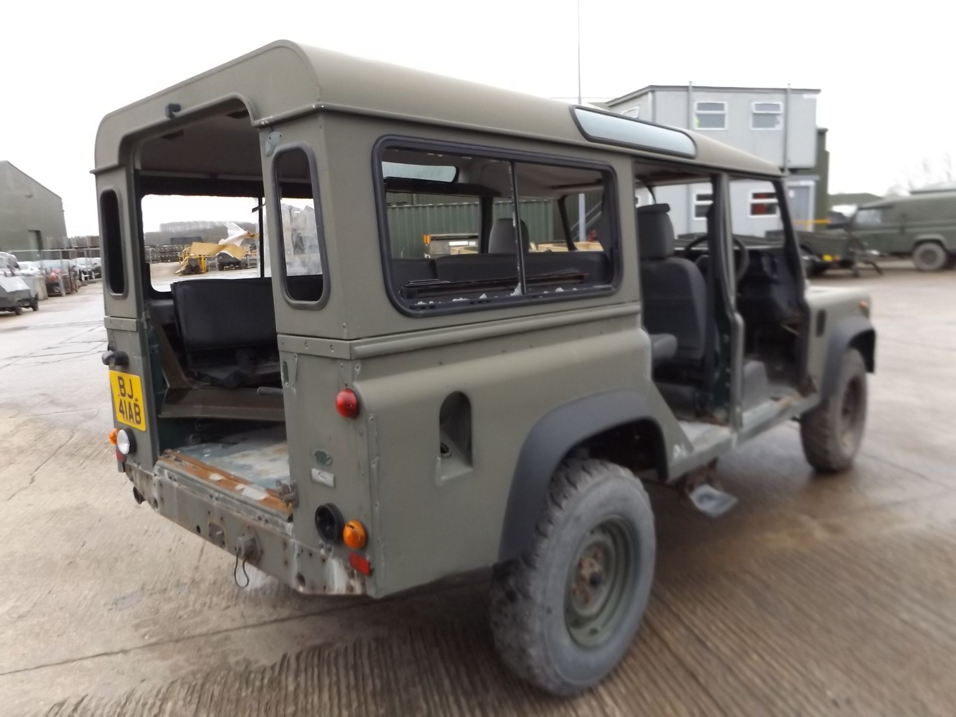 Land Rover Defender 110 TD5 suitable for spares or repairs - Image 8 of 19
