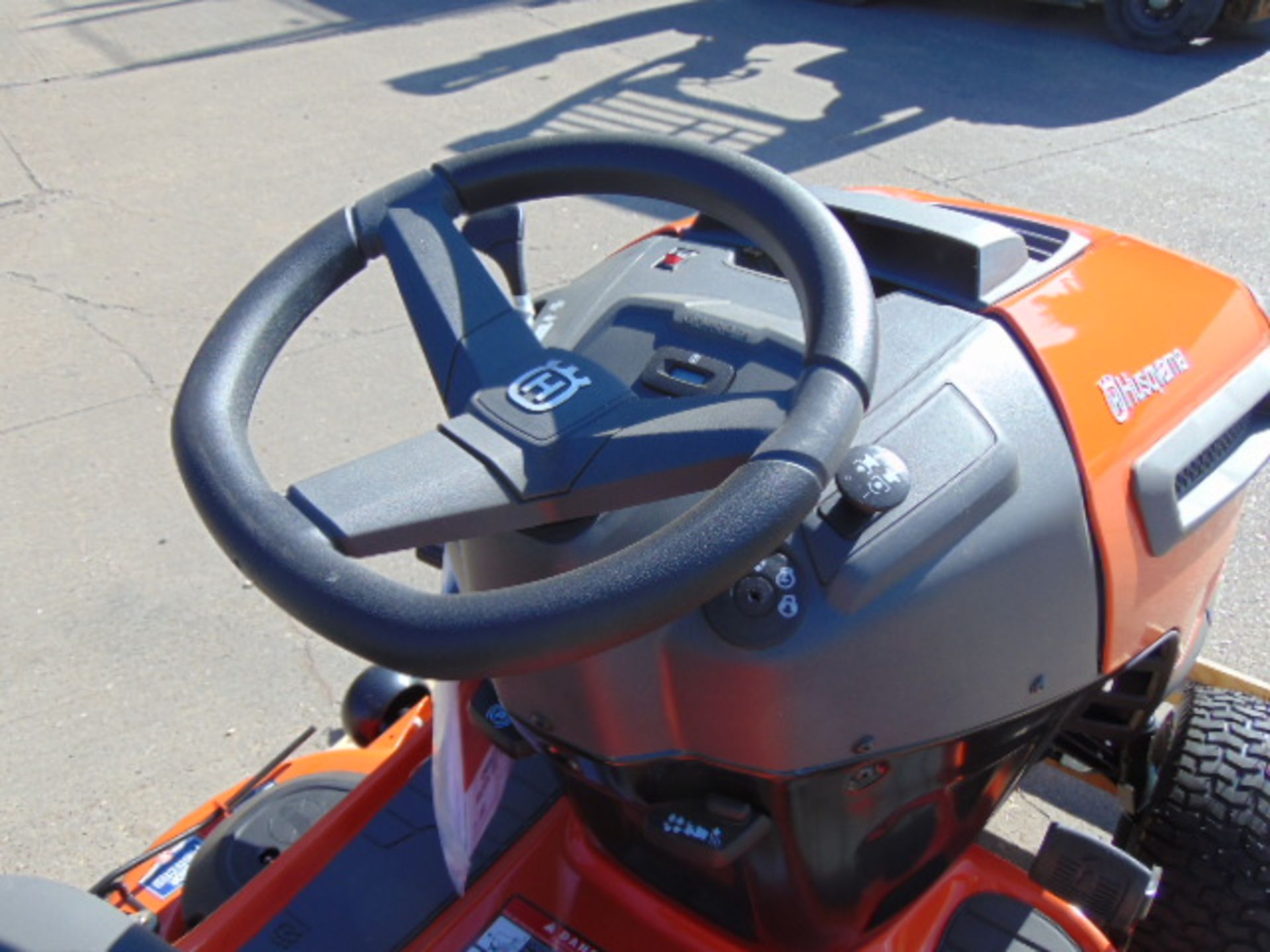 New Unused Husqvarna YTA24V48 24-HP V-twin Automatic 48-in Ride On Lawn Tractor - Bild 9 aus 24