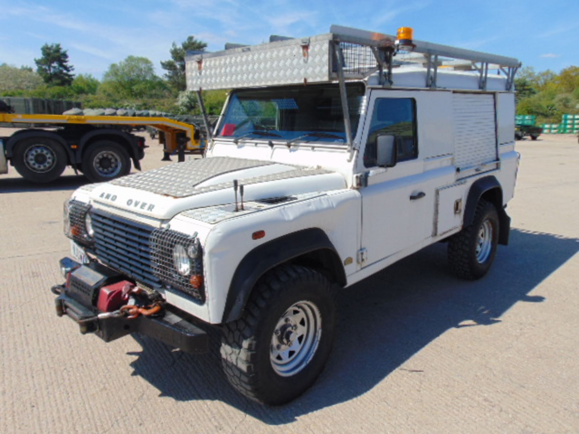 Land Rover Defender 110 Puma Hardtop 4x4 Special Utility (Mobile Workshop) complete with Winch - Bild 3 aus 32
