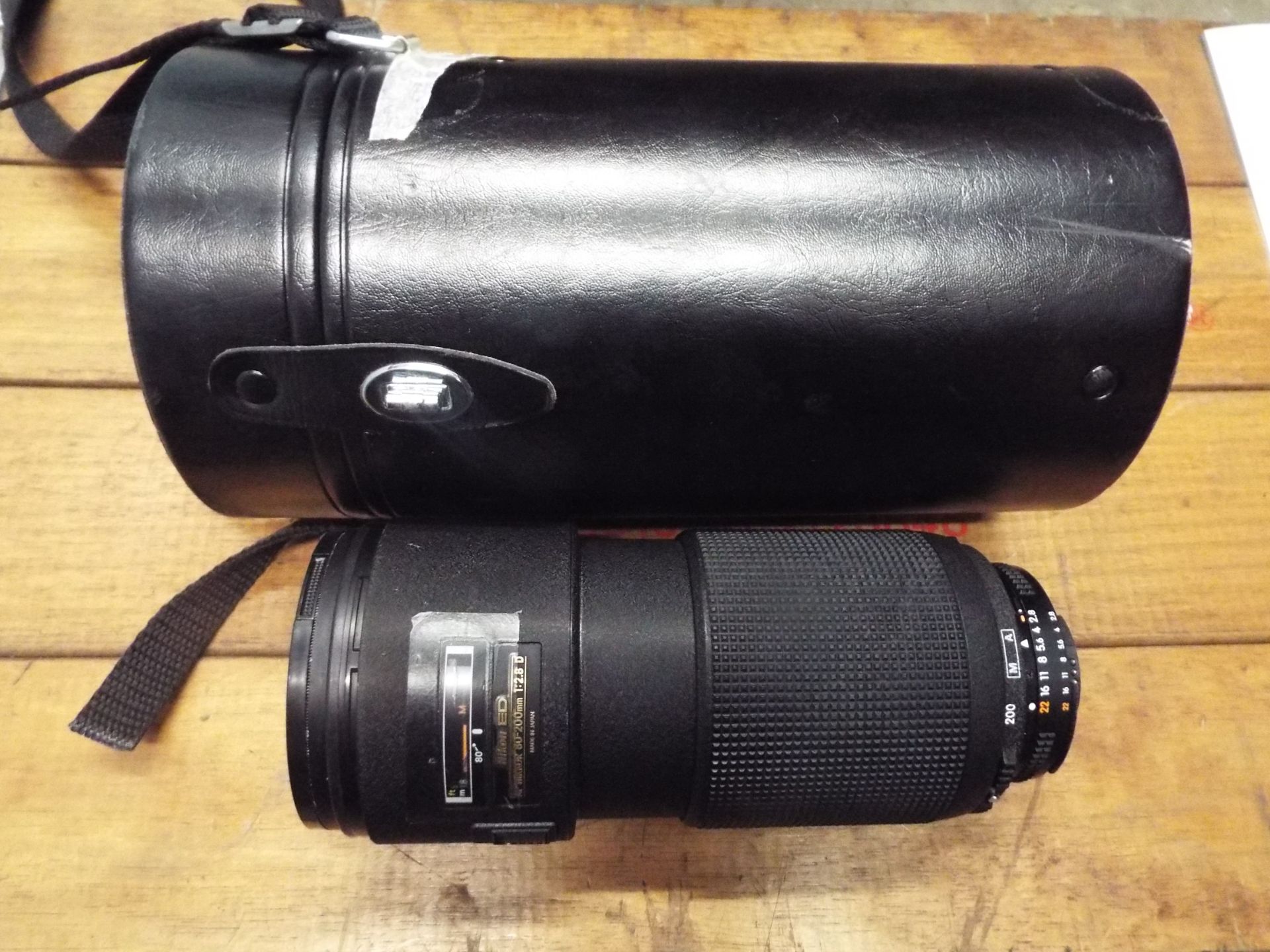 Nikon ED AF Nikkor 80-200mm 1:2.8 D Lense with Leather Carry Case