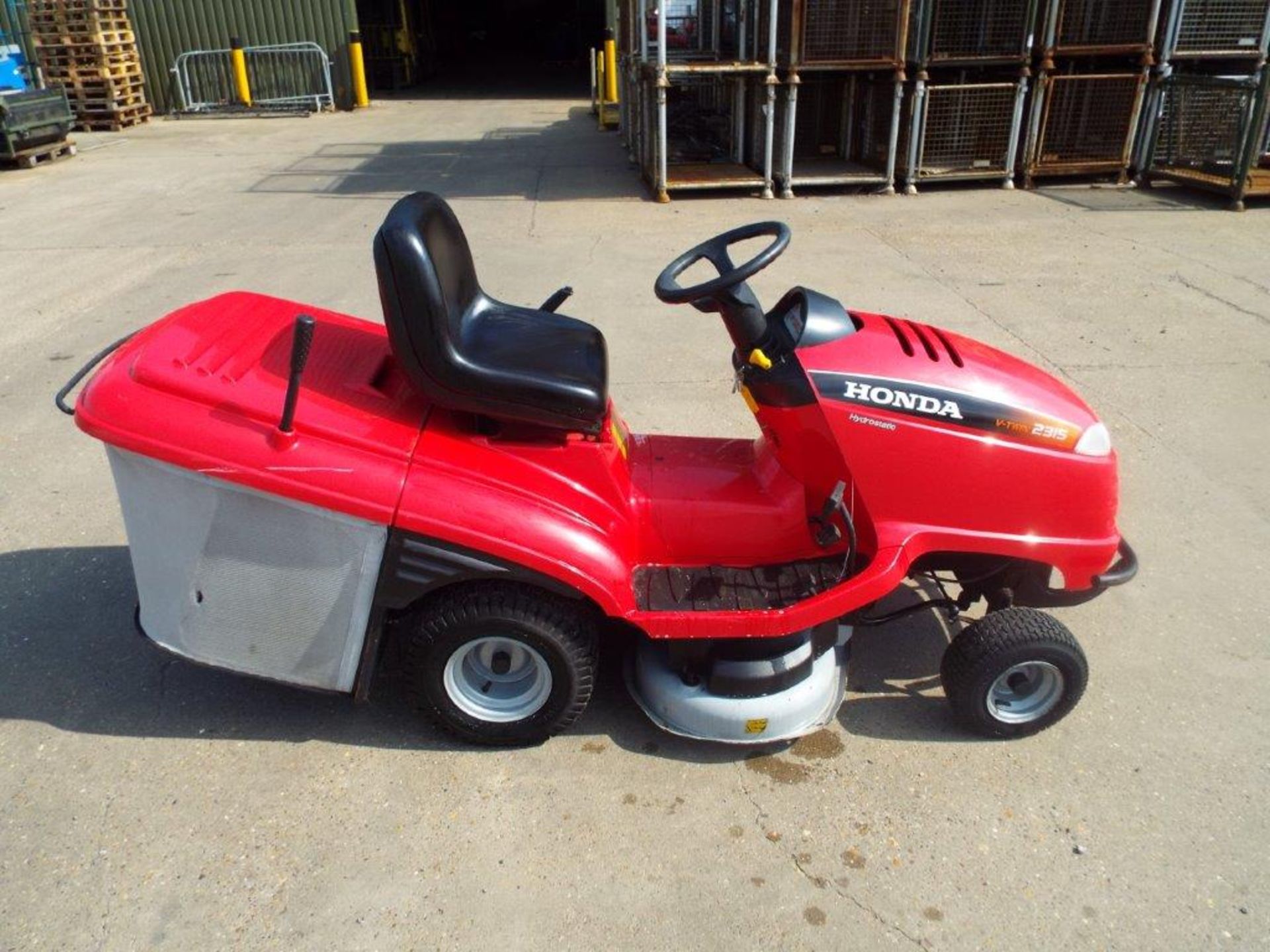 Honda HF2315 HME Ride On Mower with Grass Collector - Image 8 of 18