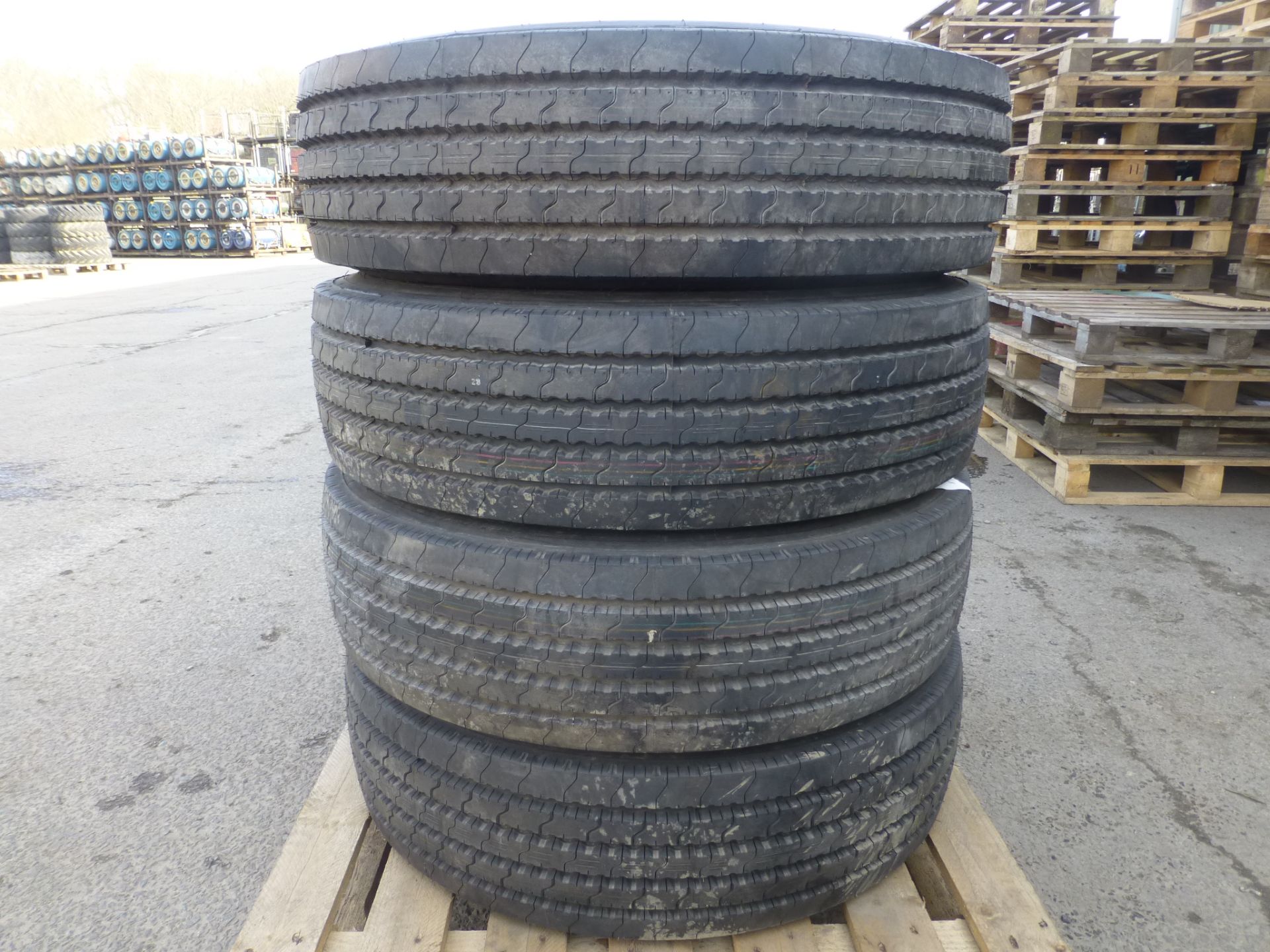 4 x Dunlop SP351 275/70R 22.5 Tyres - Image 2 of 6