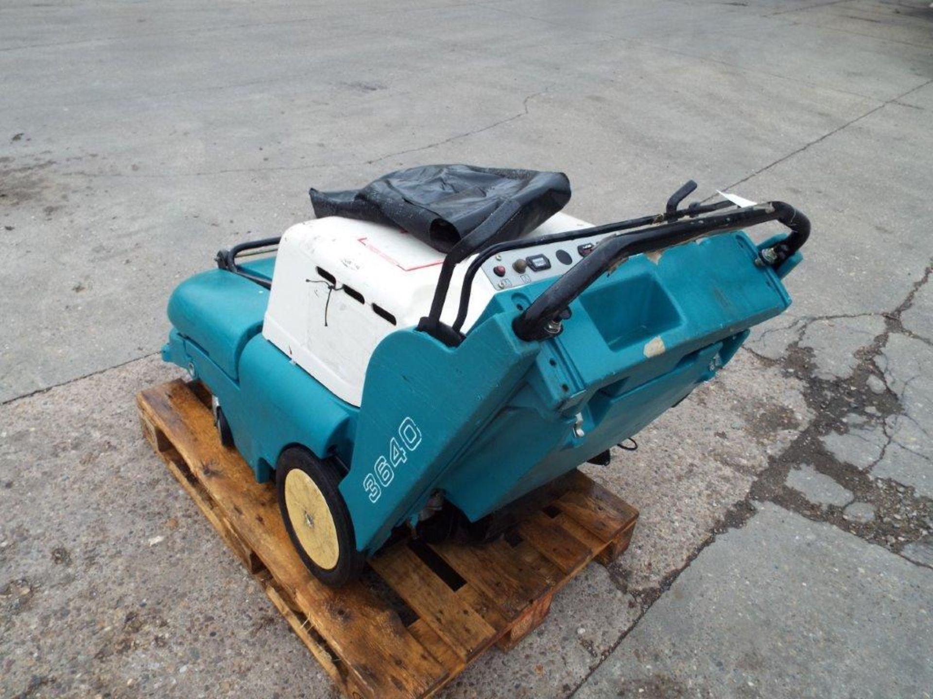 Tennant 3640 Walk Behind Electric Sweeper - Image 5 of 16