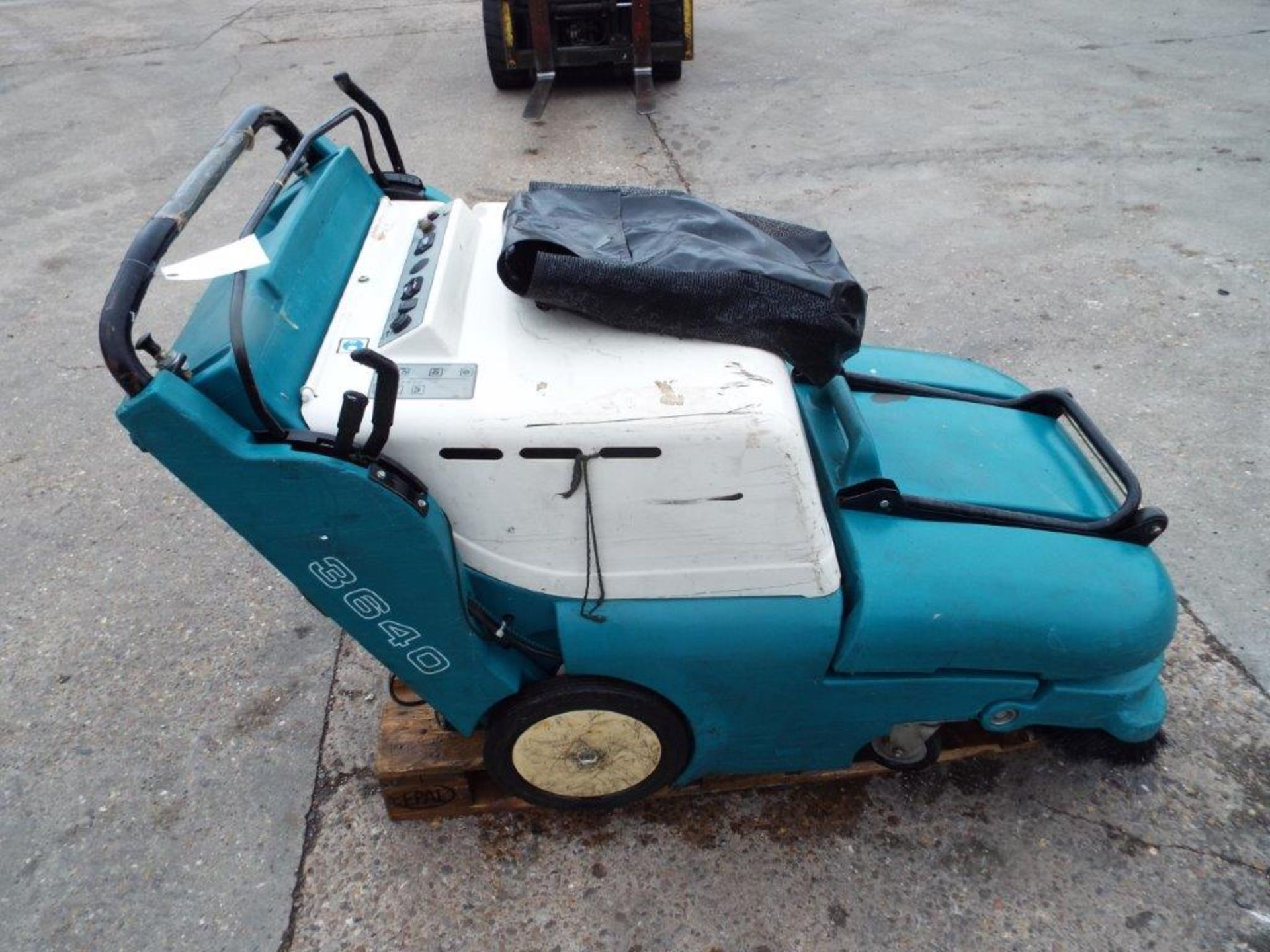 Tennant 3640 Walk Behind Electric Sweeper - Image 8 of 16