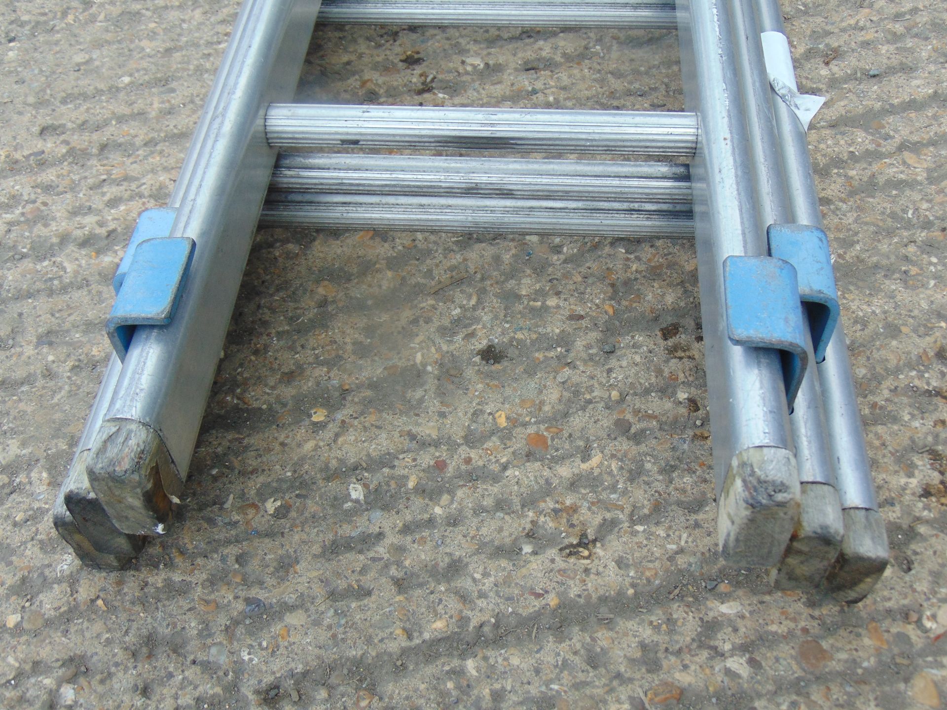 Gravity 24ft Triple Extension Aluminium Ladder - Image 2 of 5