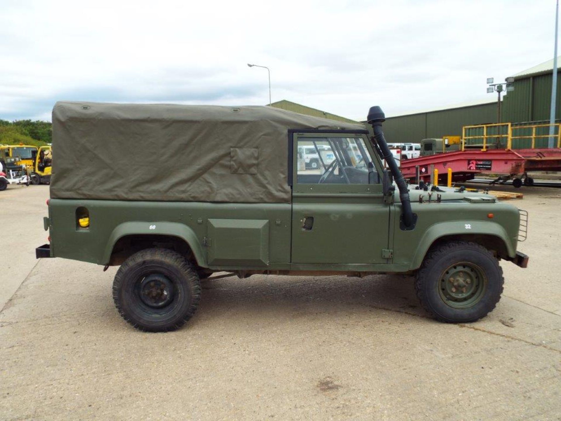 Military Specification LHD Land Rover Wolf 110 Soft Top - Bild 8 aus 26