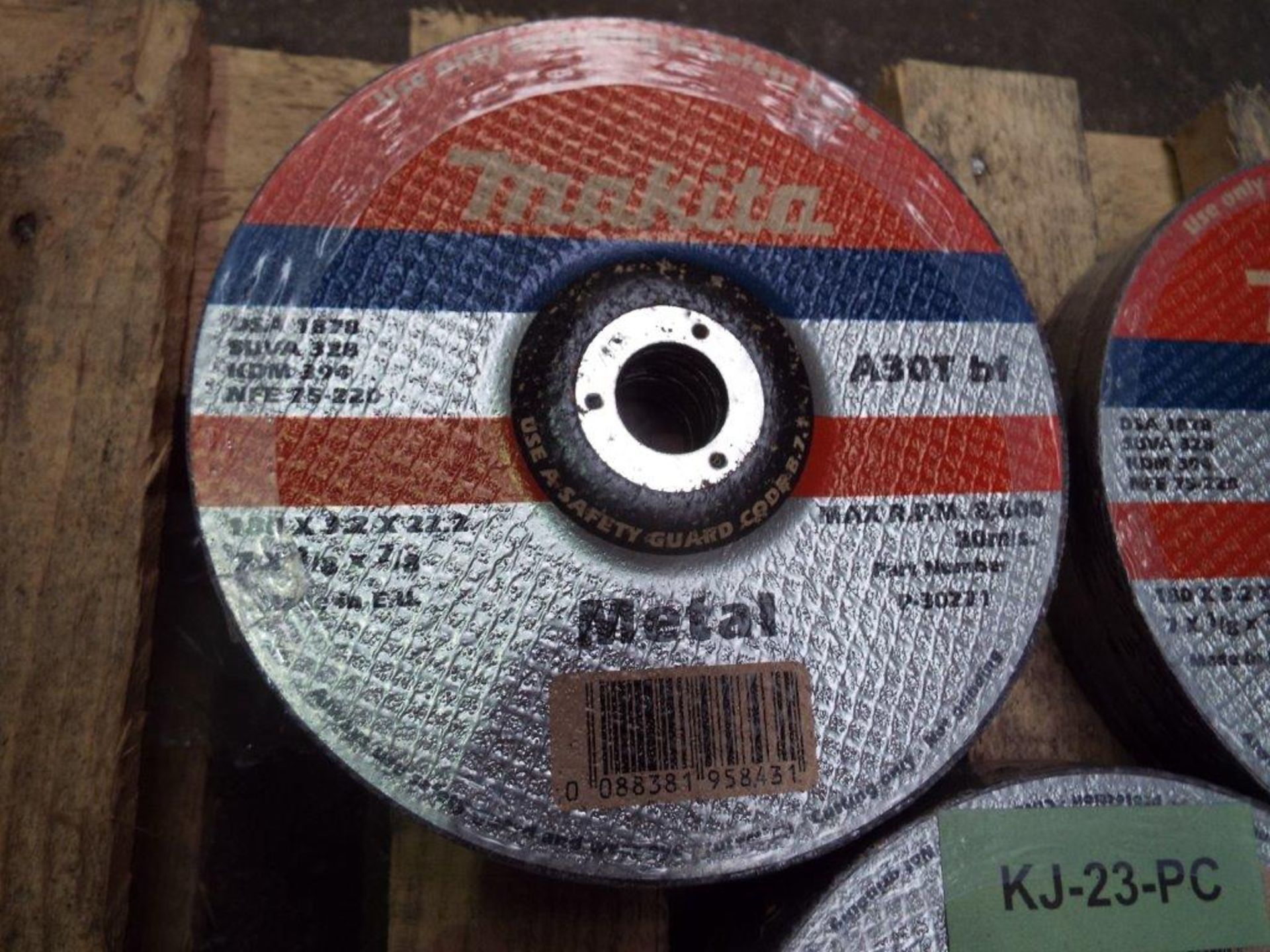 50 x Makita Metal Grinding Disc 180 x 3.2 x 22.2 A30T bf 30271 - Image 2 of 7