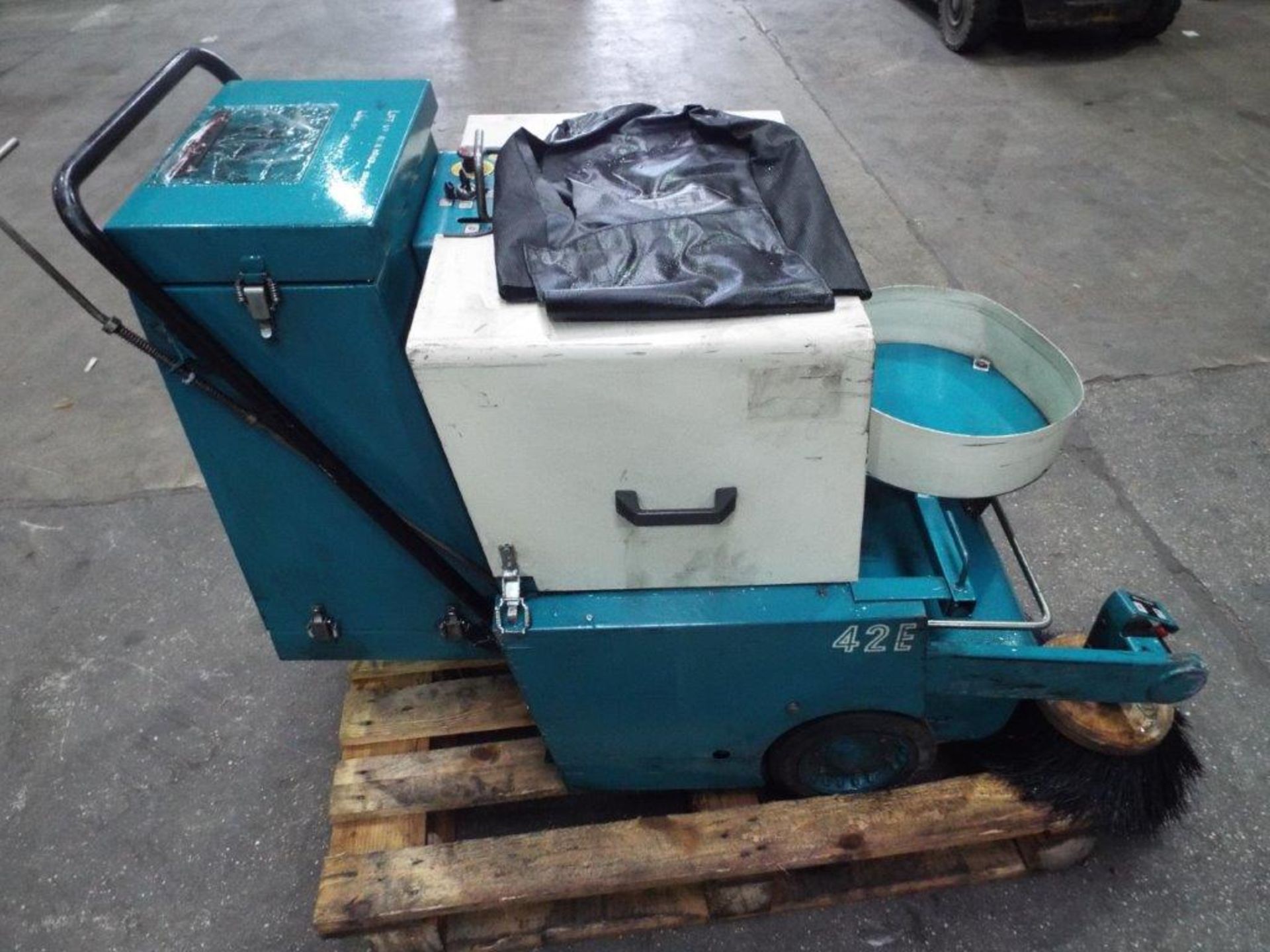 Tennant 42E Walk Behind Electric Sweeper with Charger - Bild 7 aus 19