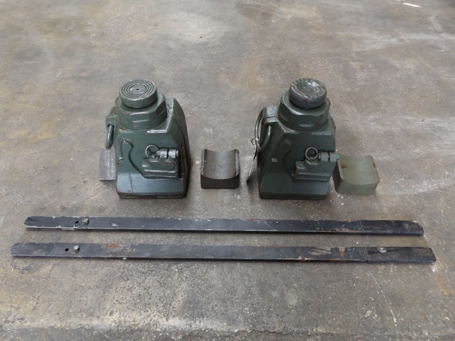 2 x Heavy Duty Tangye 20 Tonne Mastiff Jacks with Handles