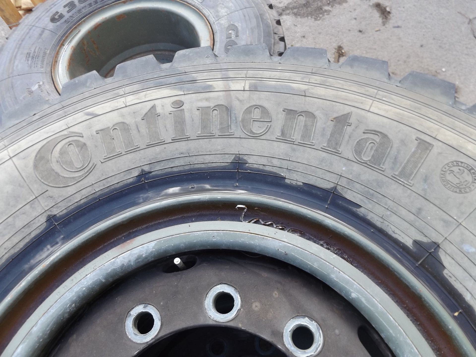 2 x Continental 14.00 R20 Tyres Complete With 10 Stud Rims and Run Flat Assys - Bild 3 aus 6