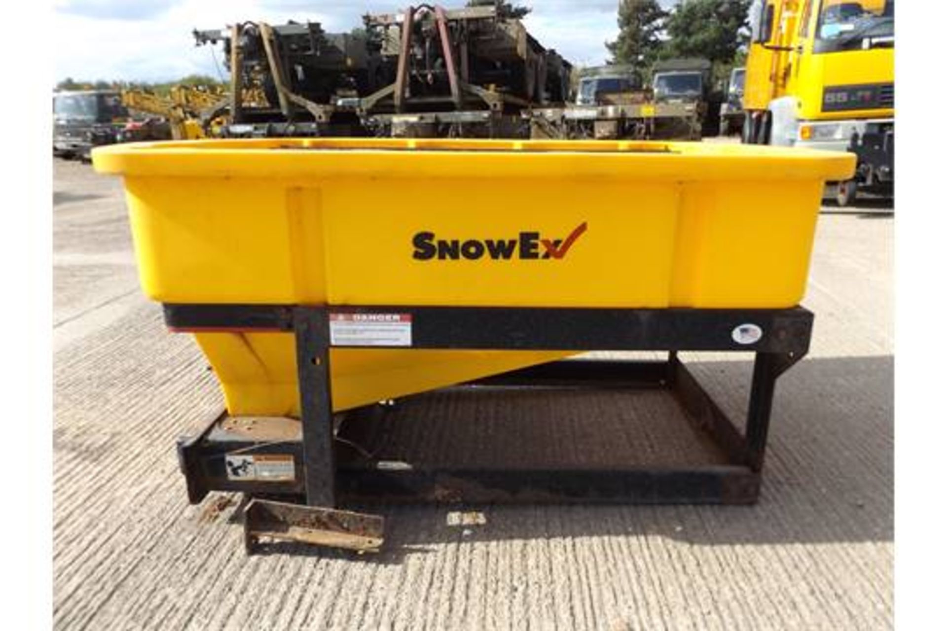 Snow Ex Vee Pro 6000 Salt Spreader - Image 4 of 10