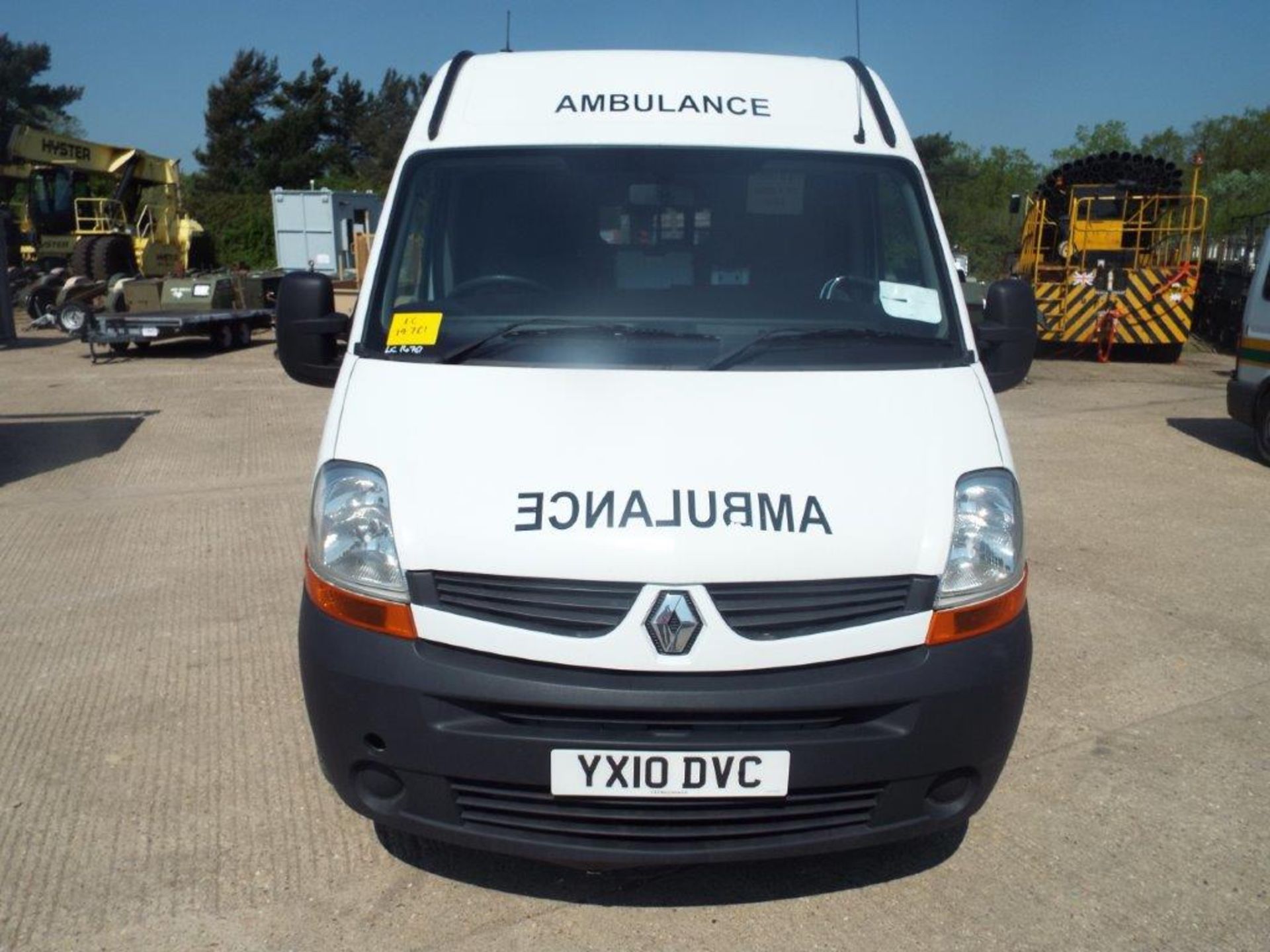 Renault Master 2.5 DCI Patient Transfer Bus with Ricon 350KG Tail Lift - Image 2 of 29