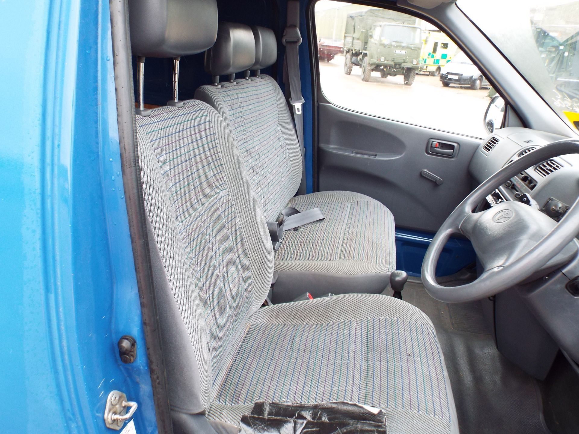 Toyota Hiace 2.4 D - Image 11 of 21