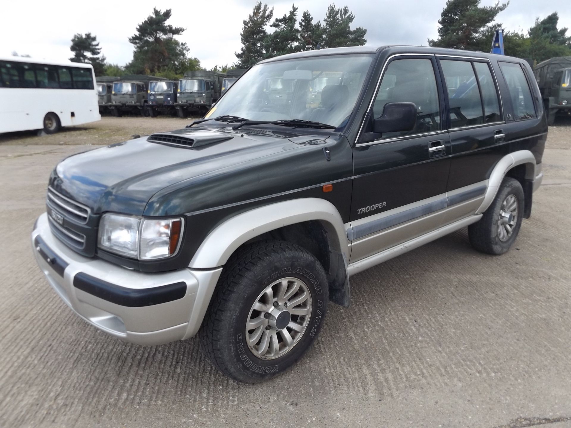 Isuzu Trooper LS 3.0 Turbo Diesel 4 x 4 - Bild 3 aus 17